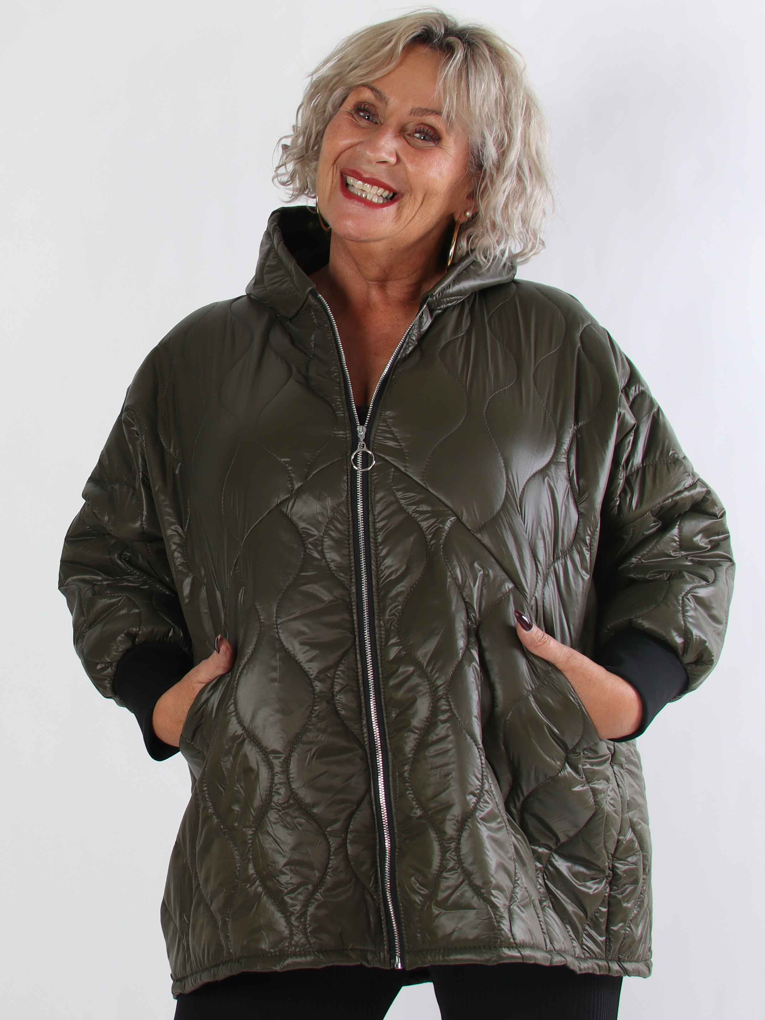 Augusta - Quiltet plus size jakke med hætte og lynlås