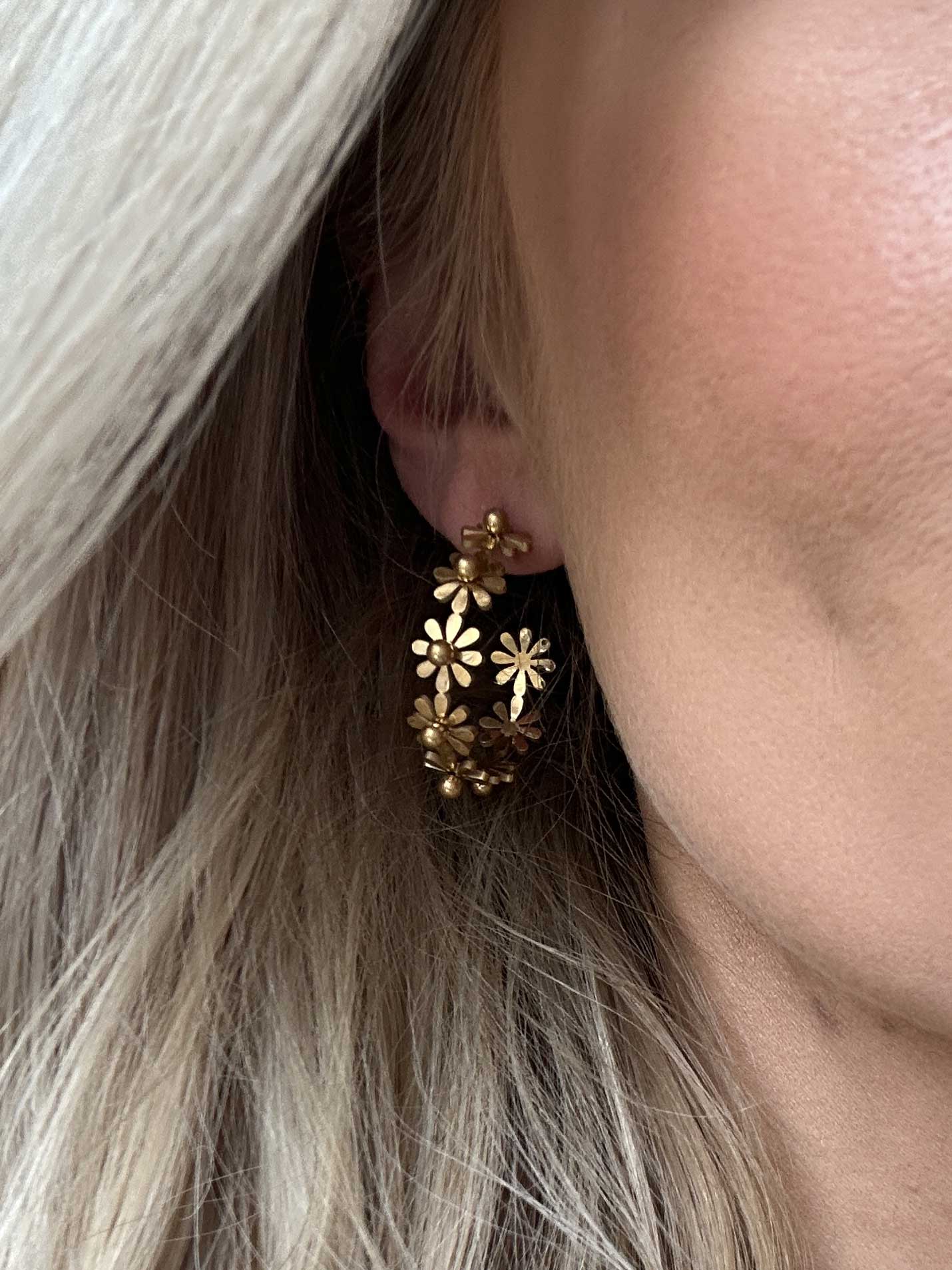 Aurora - Guldiga runda blommörhängen