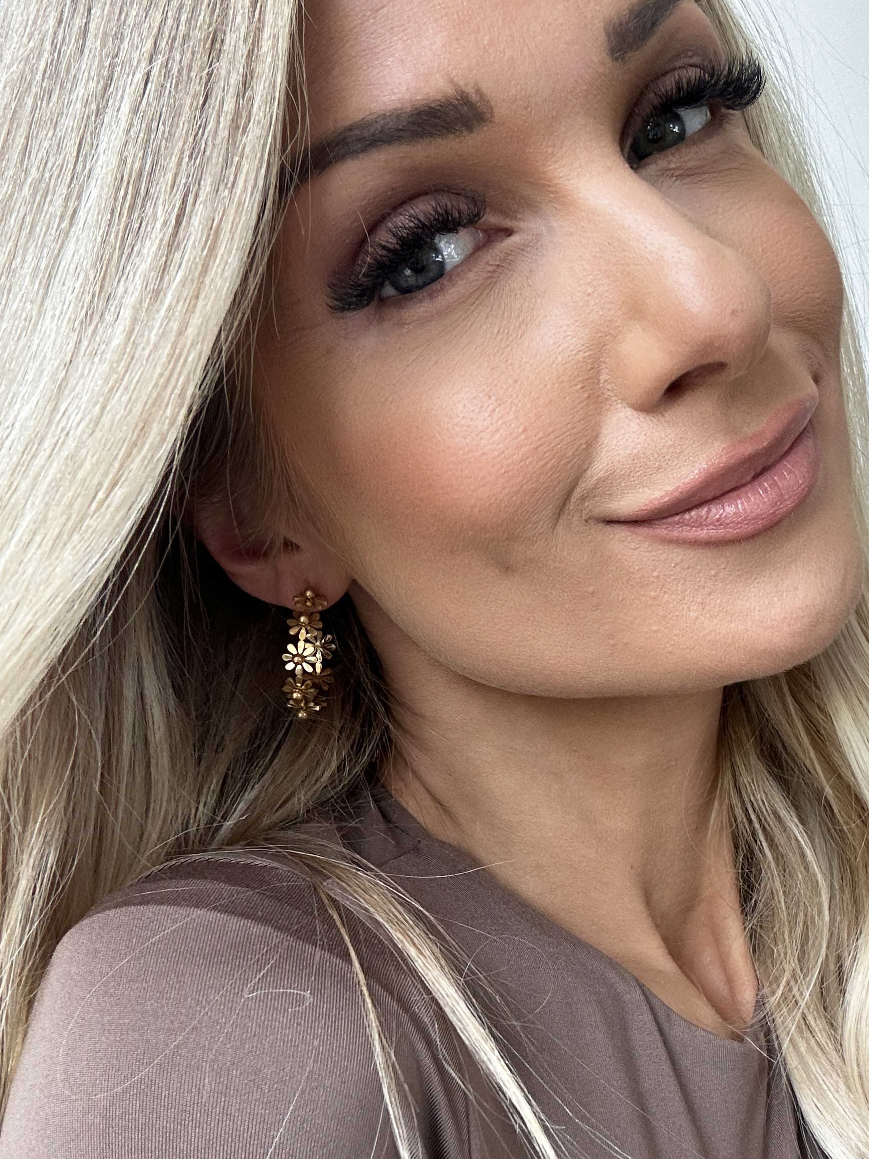 Aurora - Guldiga runda blommörhängen