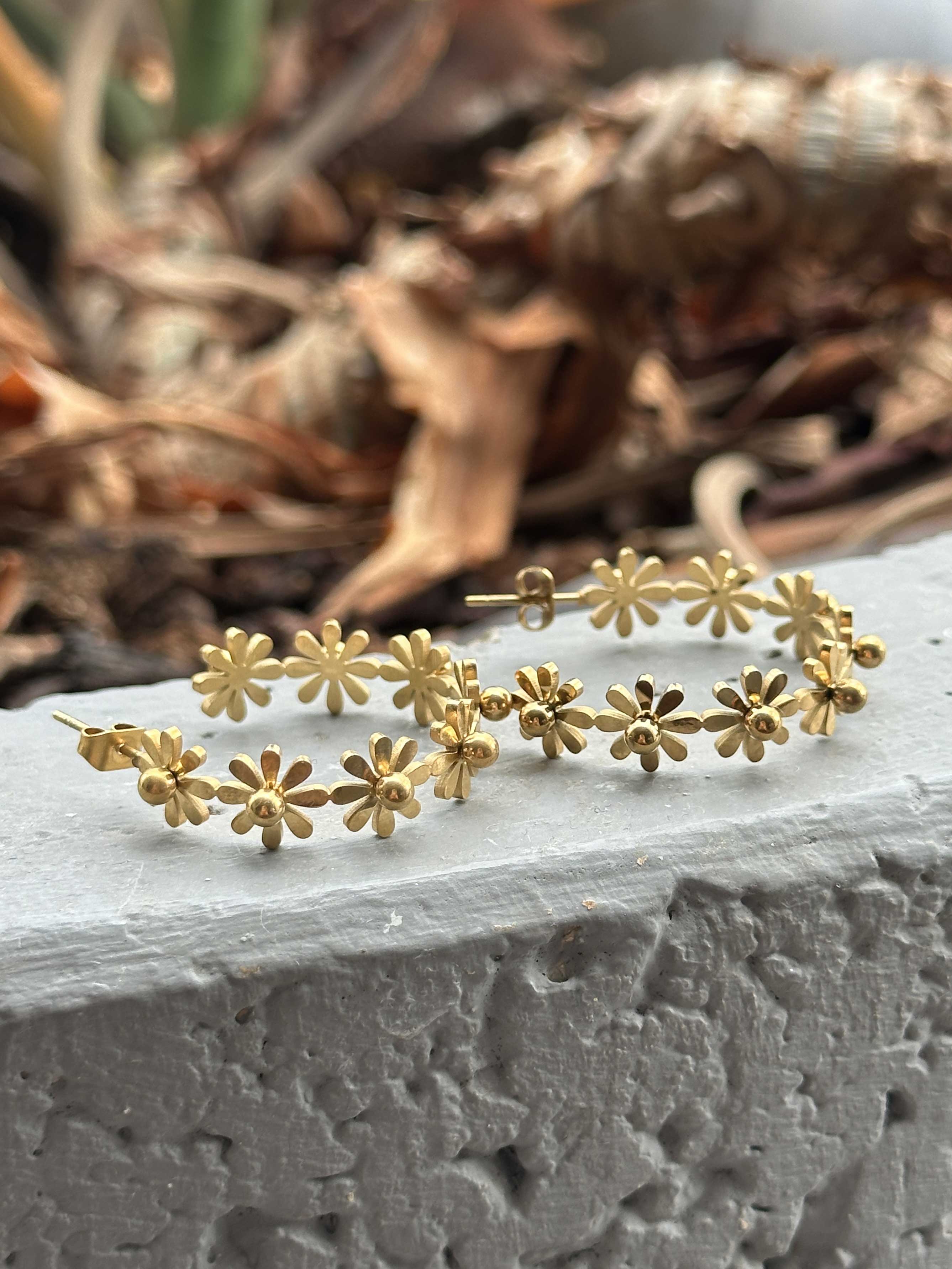 Aurora - Guldiga runda blommörhängen