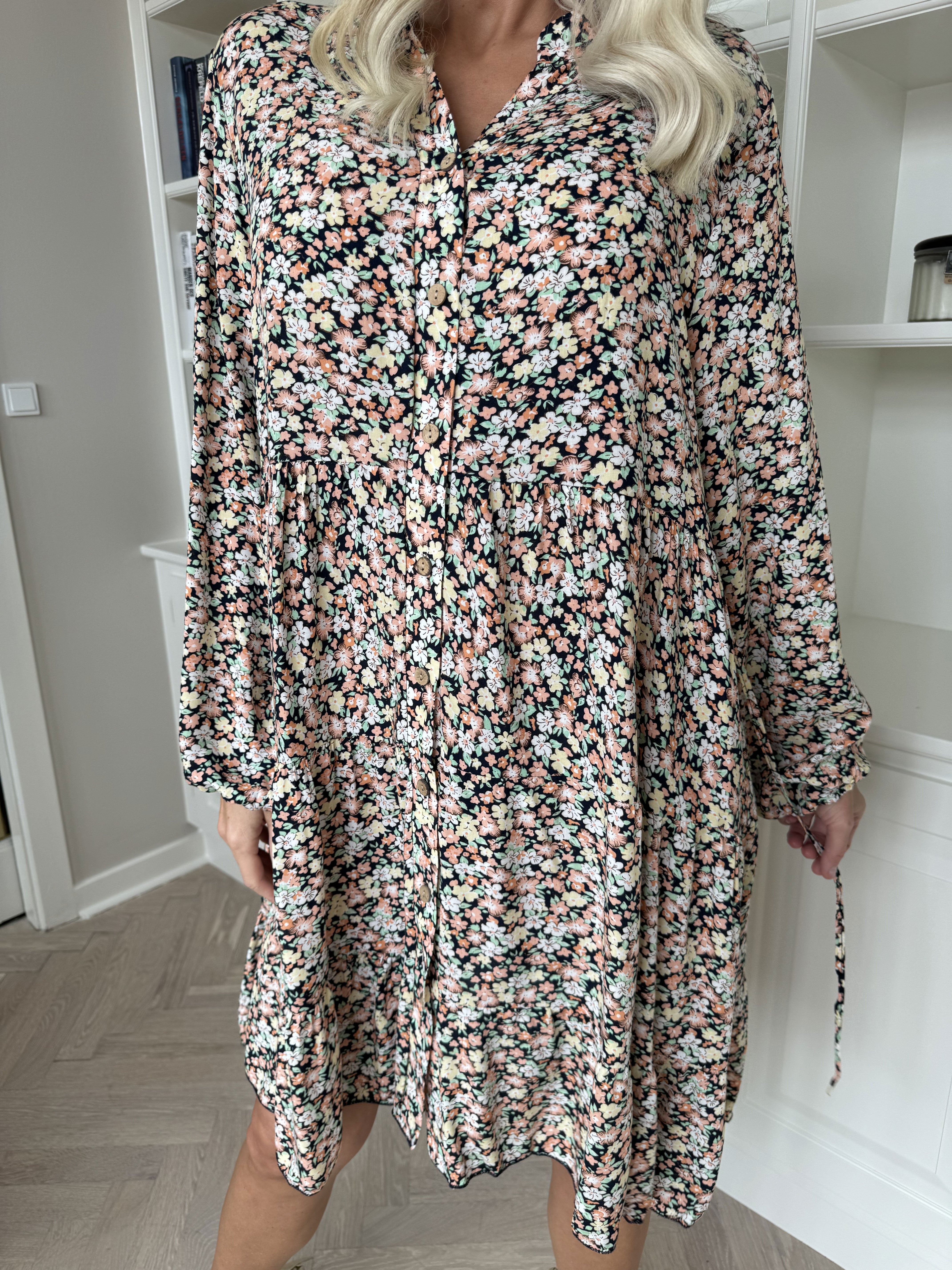 Avana - Blommig klänning i bomull med A-linjeformad skärning