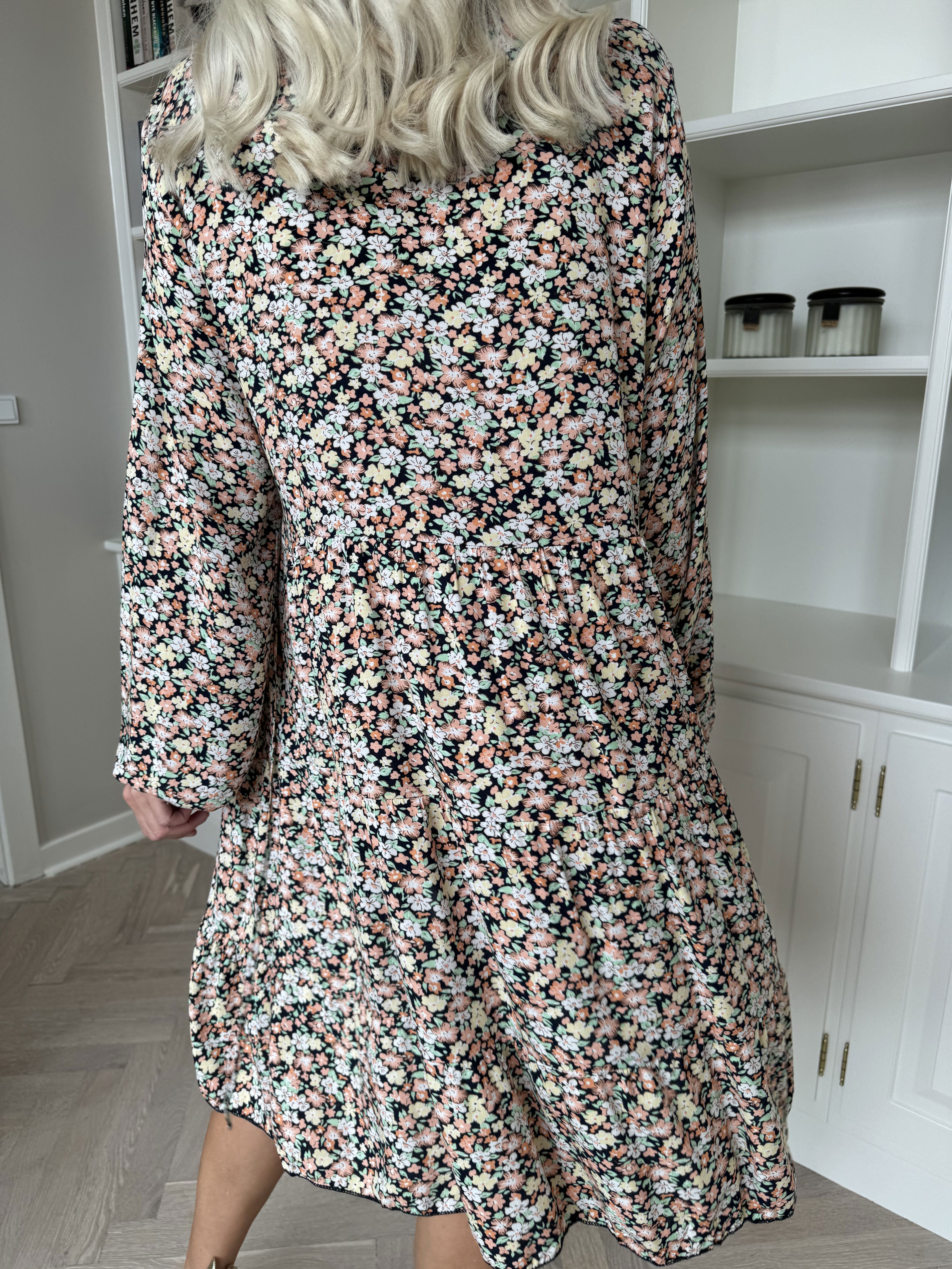 Avana - Blommig klänning i bomull med A-linjeformad skärning