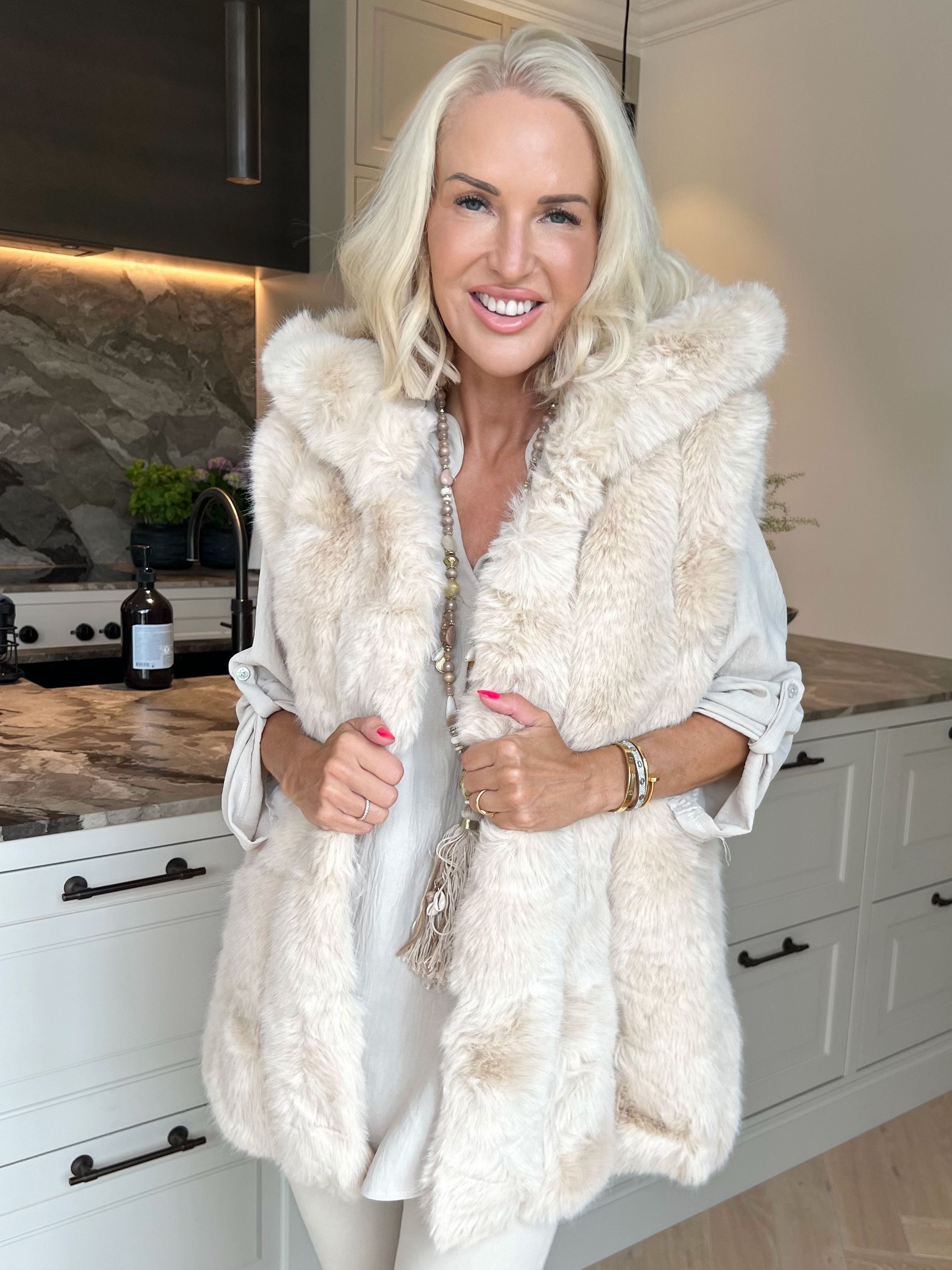Aveline - Meget blød og eksklusiv faux fur vest med hætte