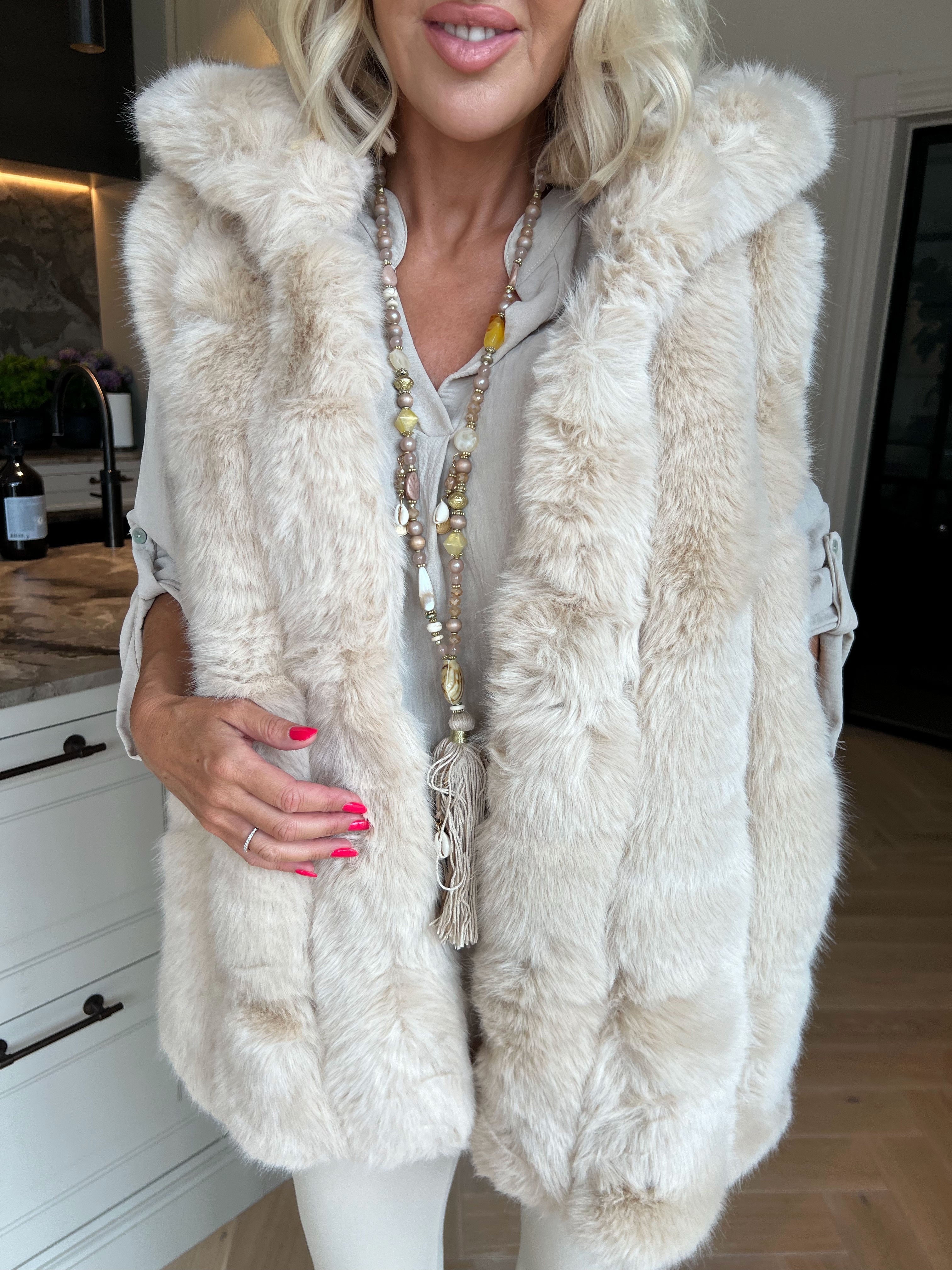 Aveline - Meget blød og eksklusiv faux fur vest med hætte