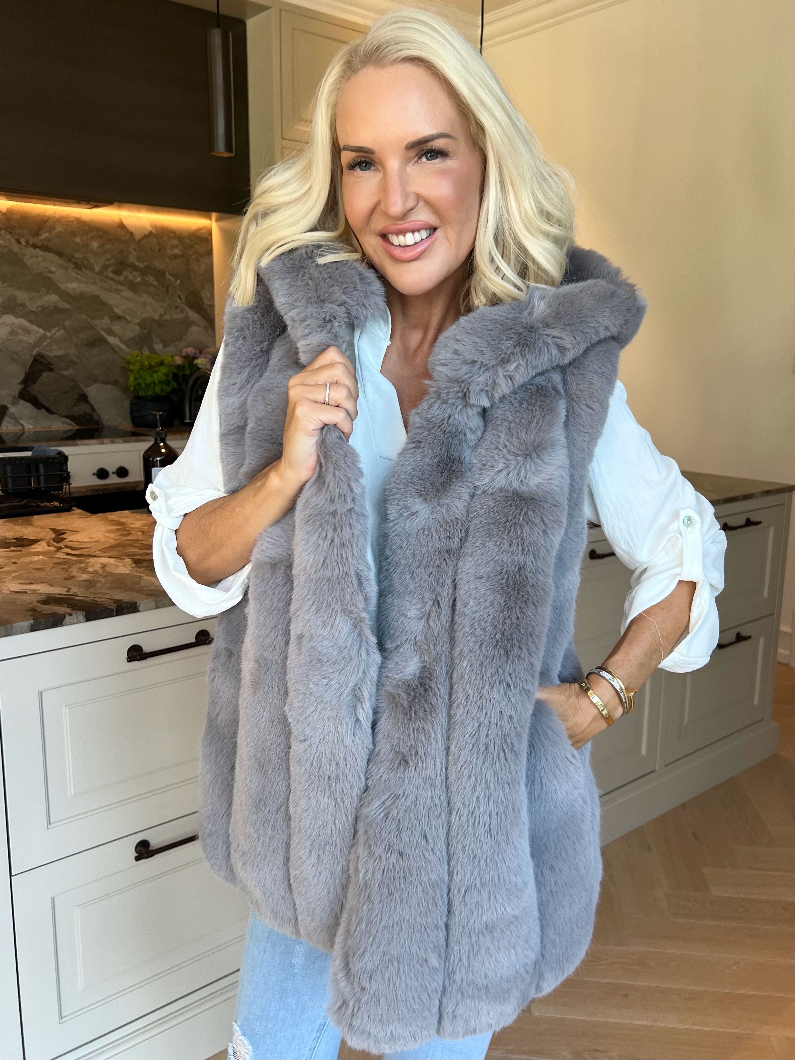 Aveline - Meget blød og eksklusiv faux fur vest med hætte
