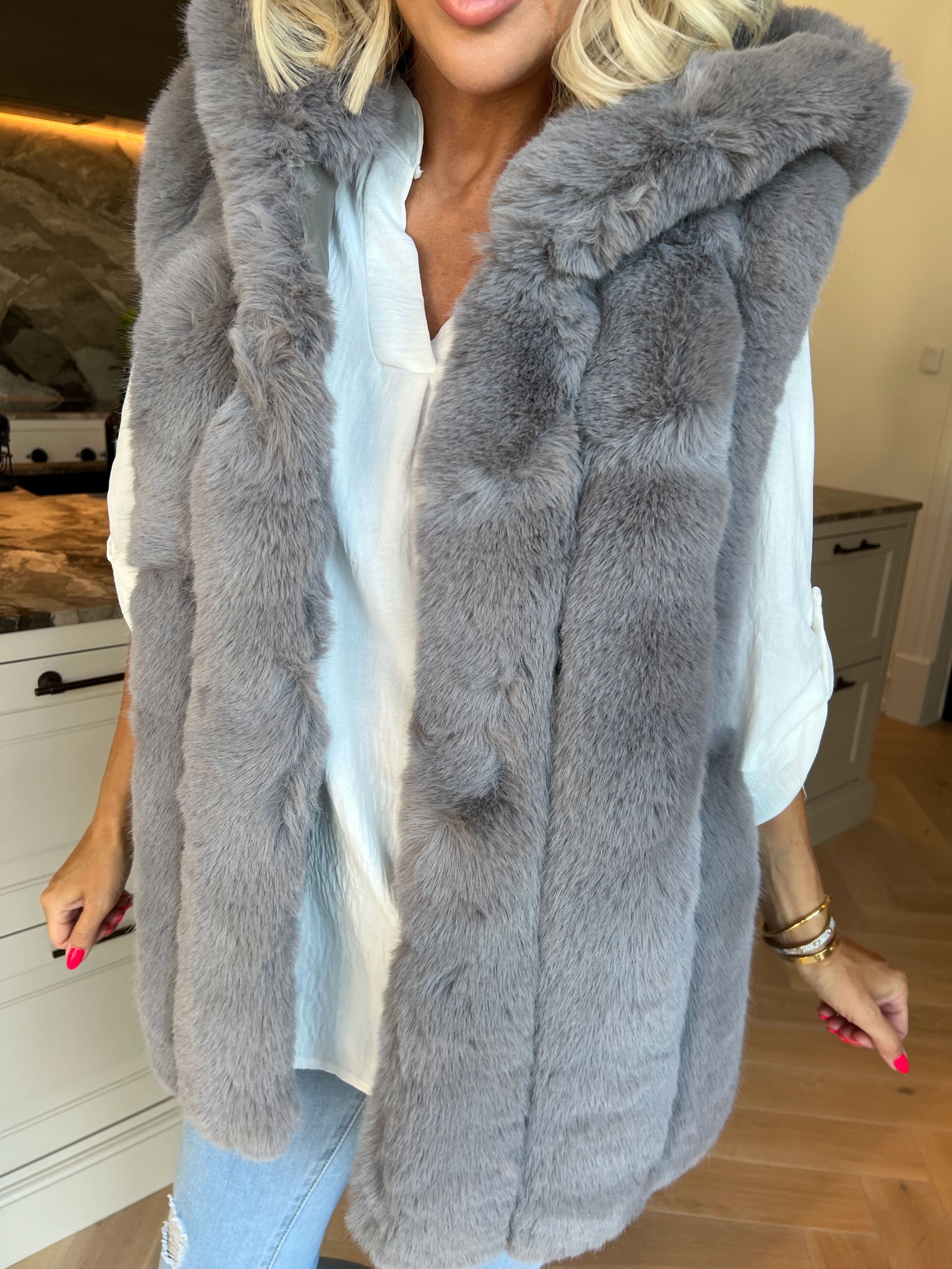 Aveline - Meget blød og eksklusiv faux fur vest med hætte
