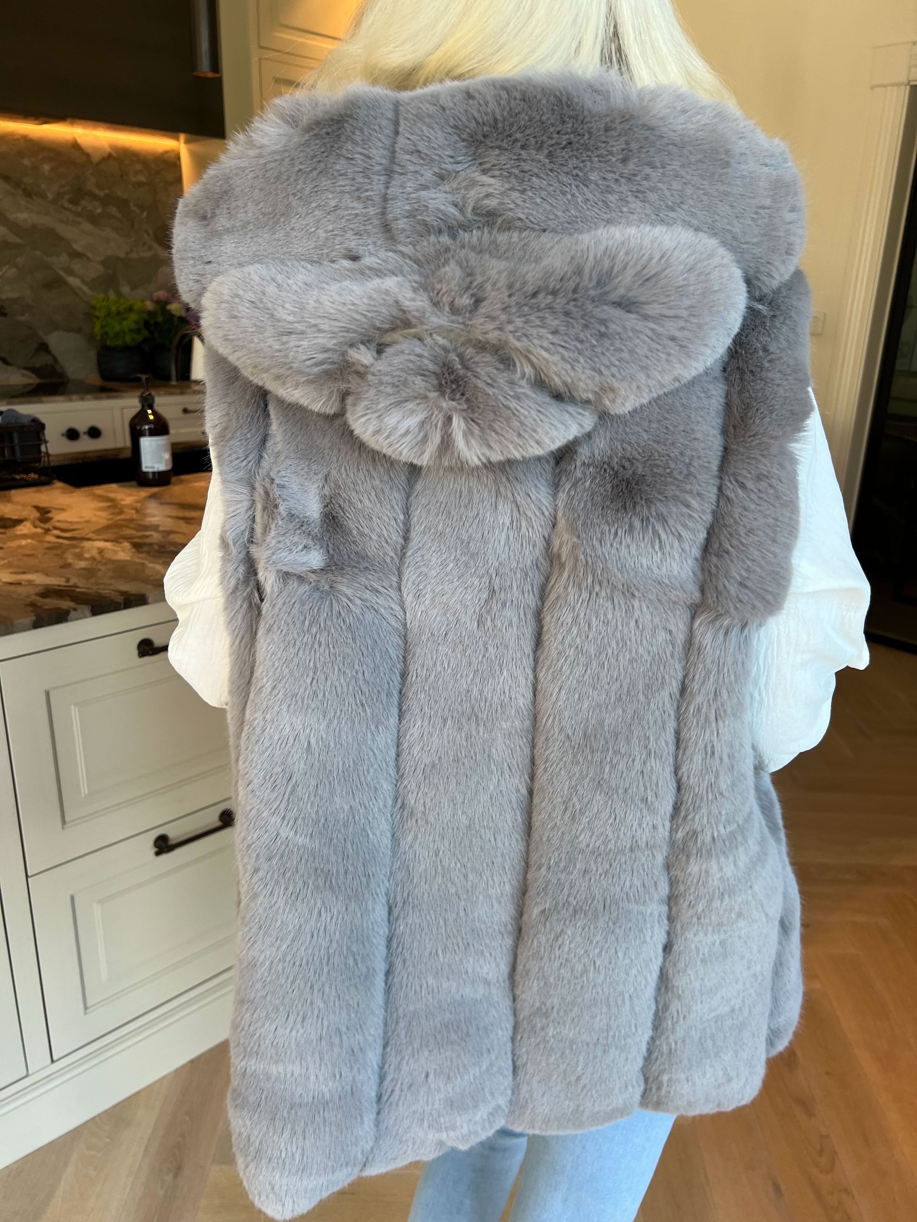 Aveline - Meget blød og eksklusiv faux fur vest med hætte