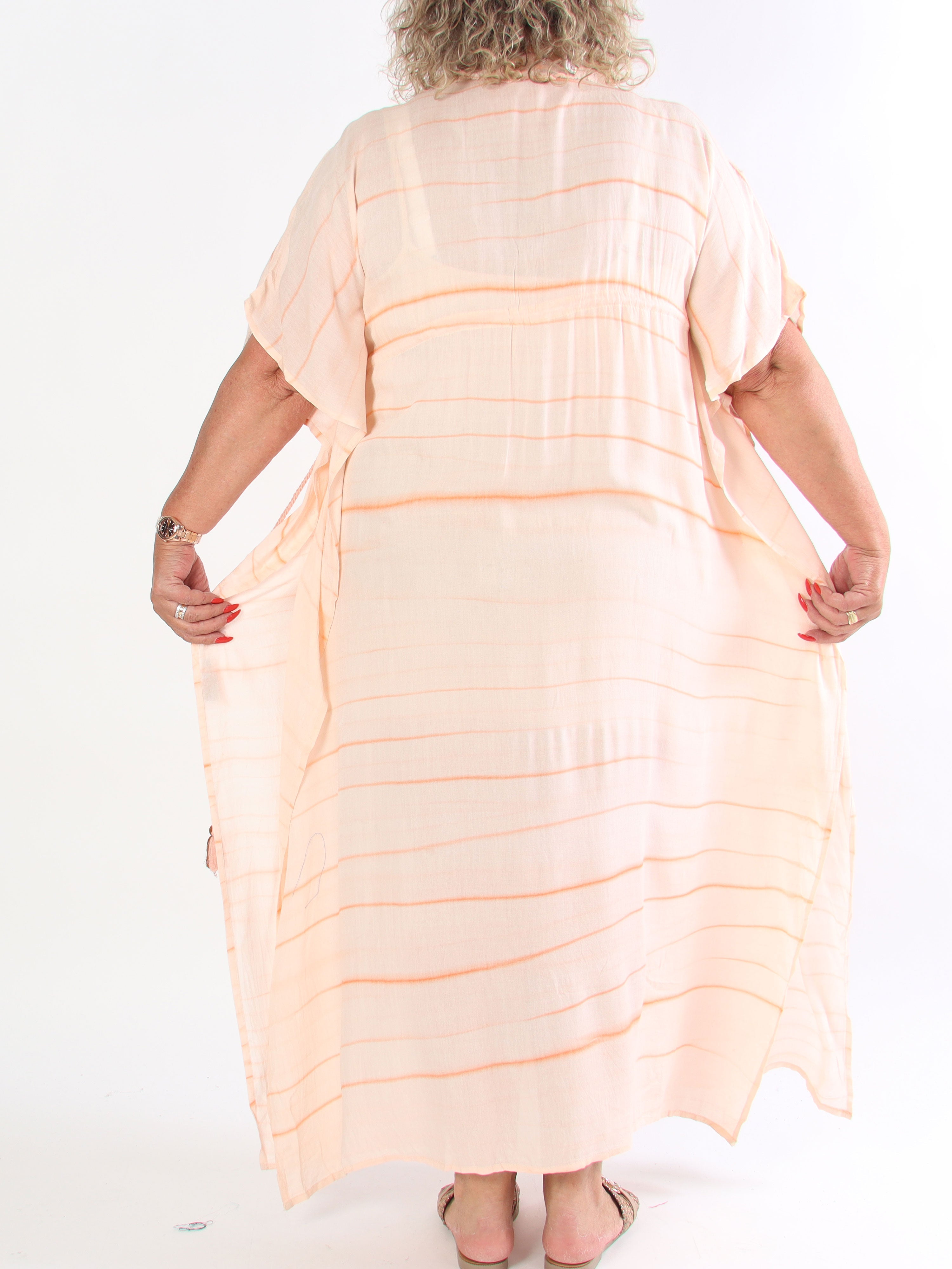 Avery - Plus size-klänning i viskos med pärlor och spets vid bröstet