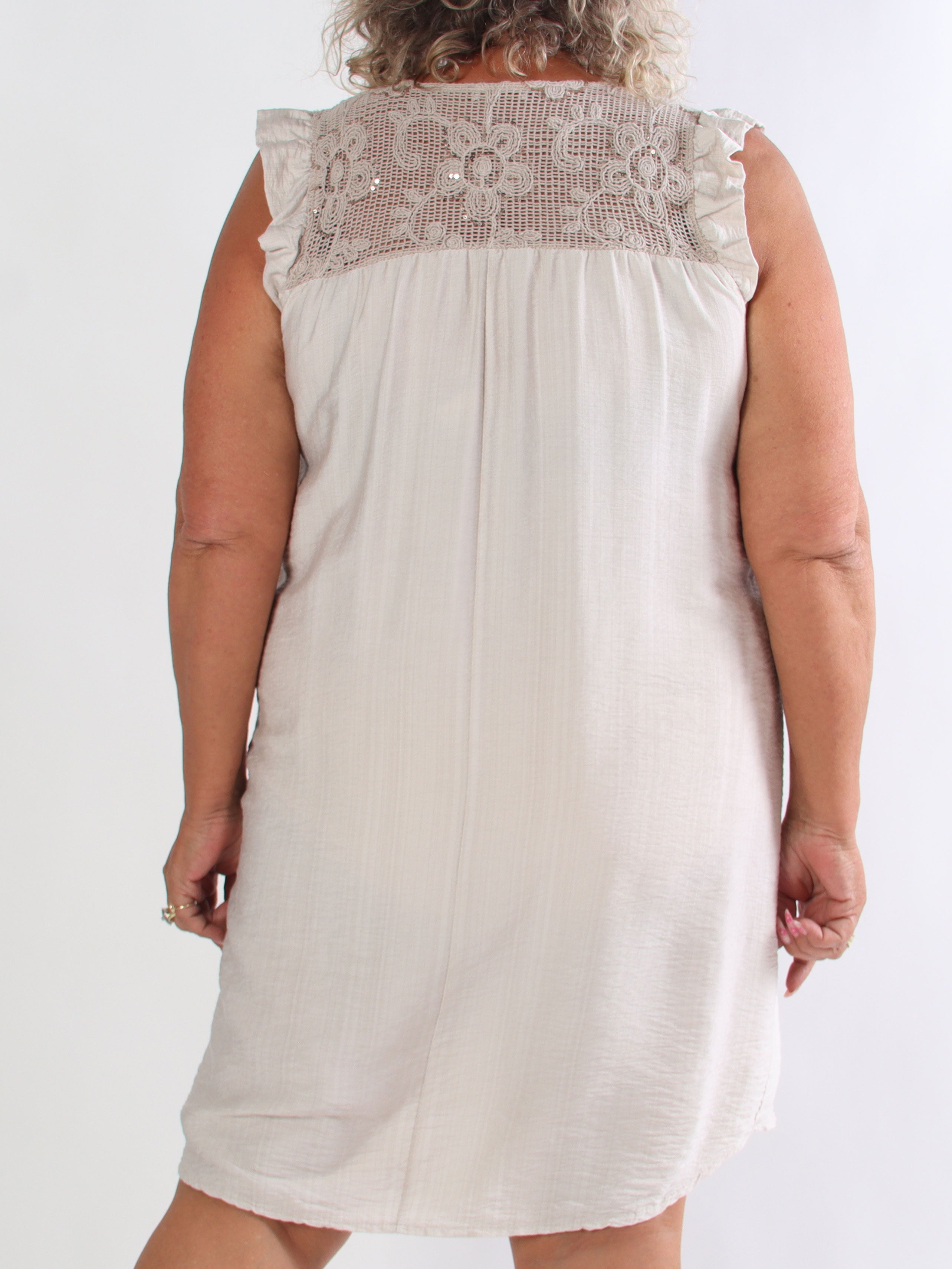 Aviaya - Plus size kjole med flæseærmer og hæklet detalje foroven pyntet med pailletter