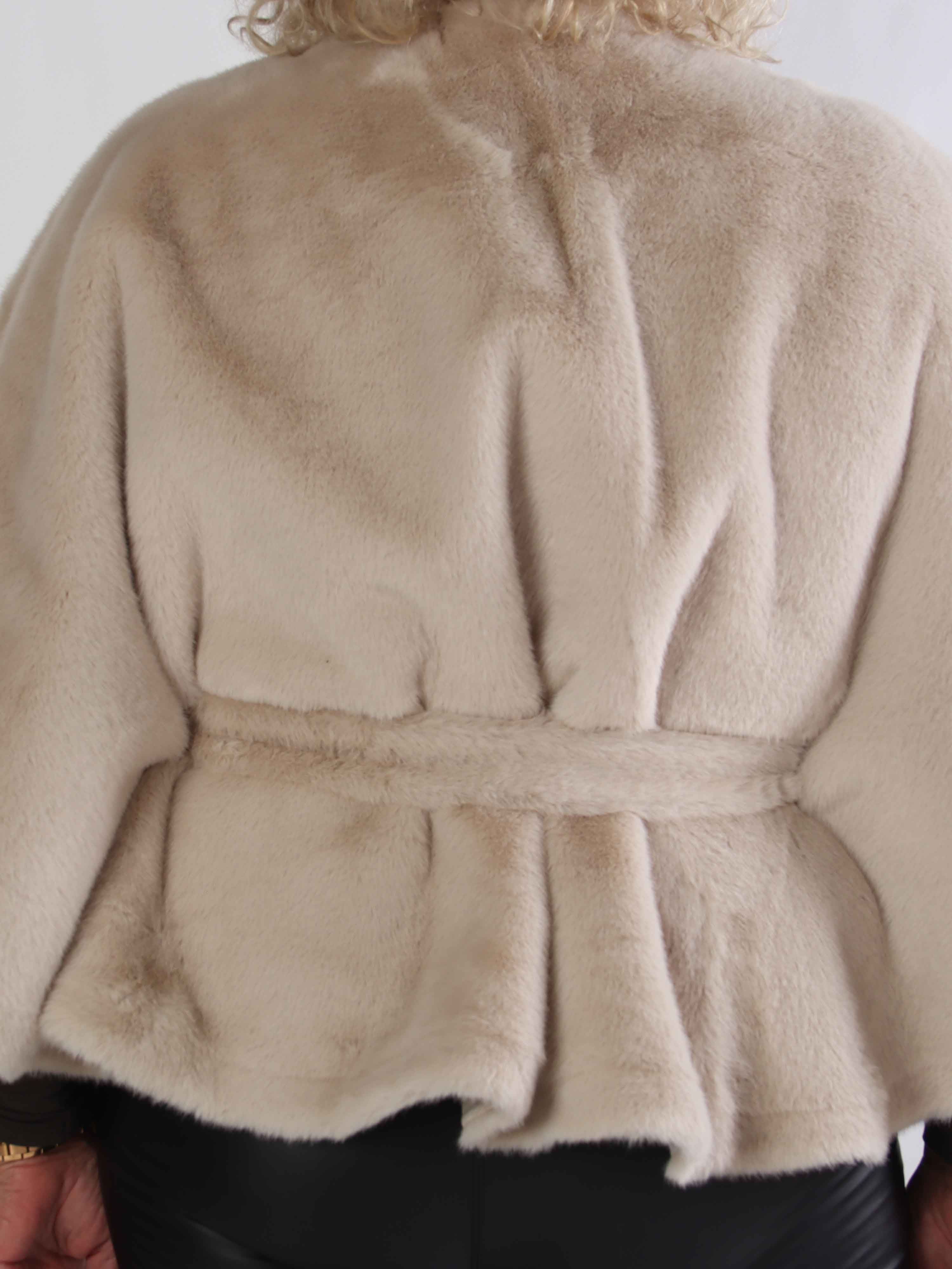 Barbara - Kort mjuk plus size faux fur kappa/jacka