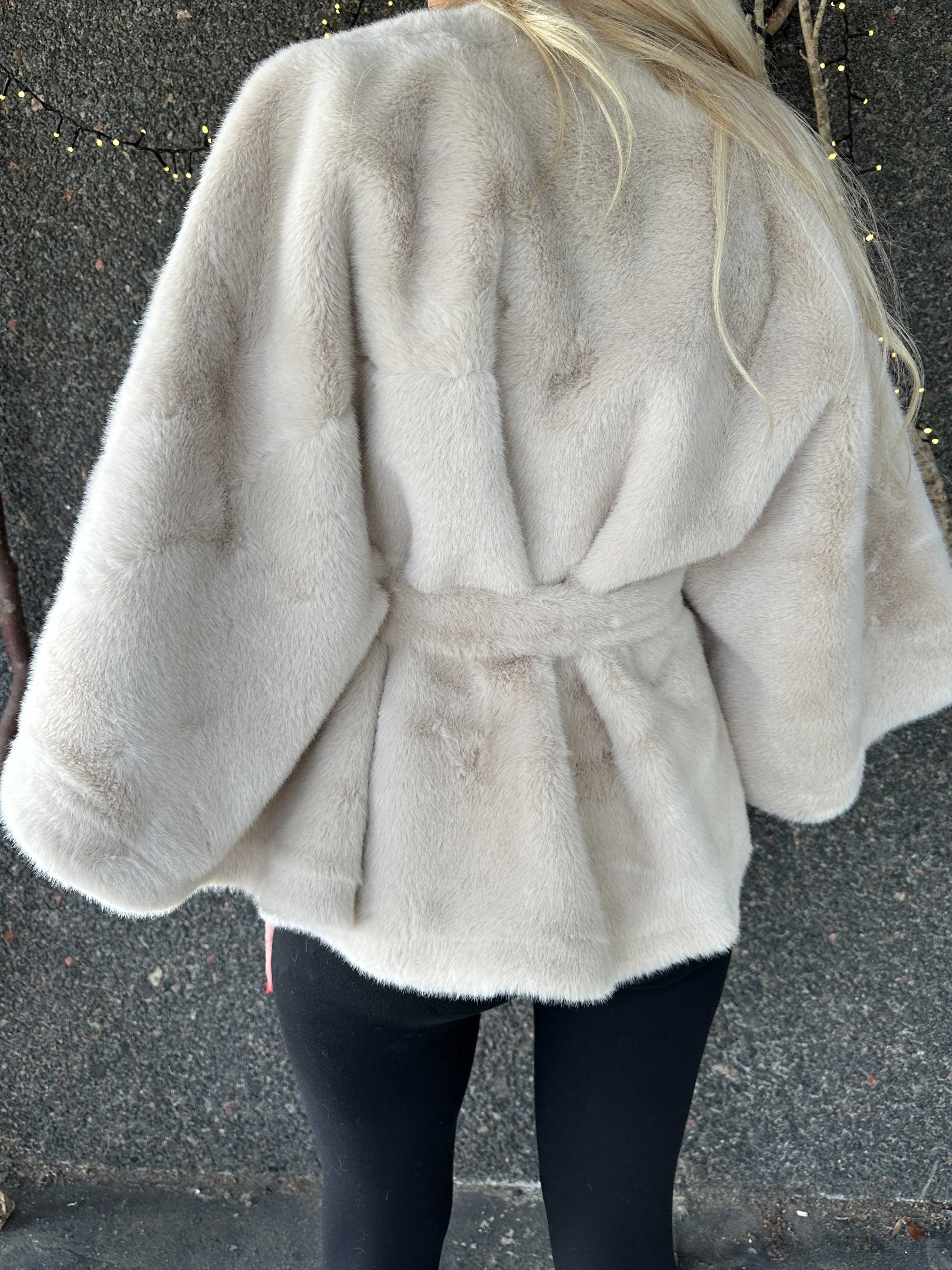 Barbara - Kort mjuk fuskpälskappa/jacka