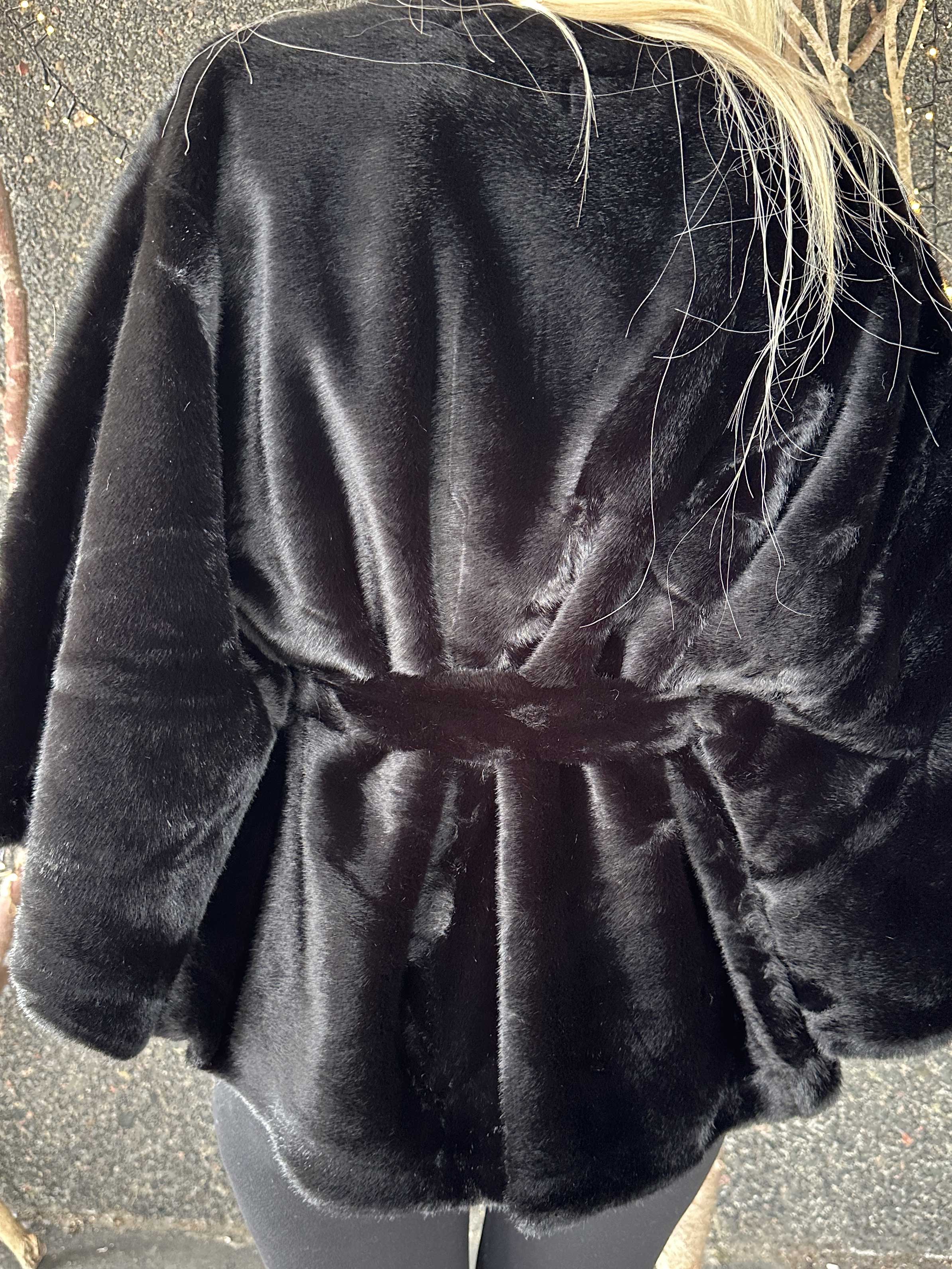 Barbara - Kort mjuk fuskpälskappa/jacka