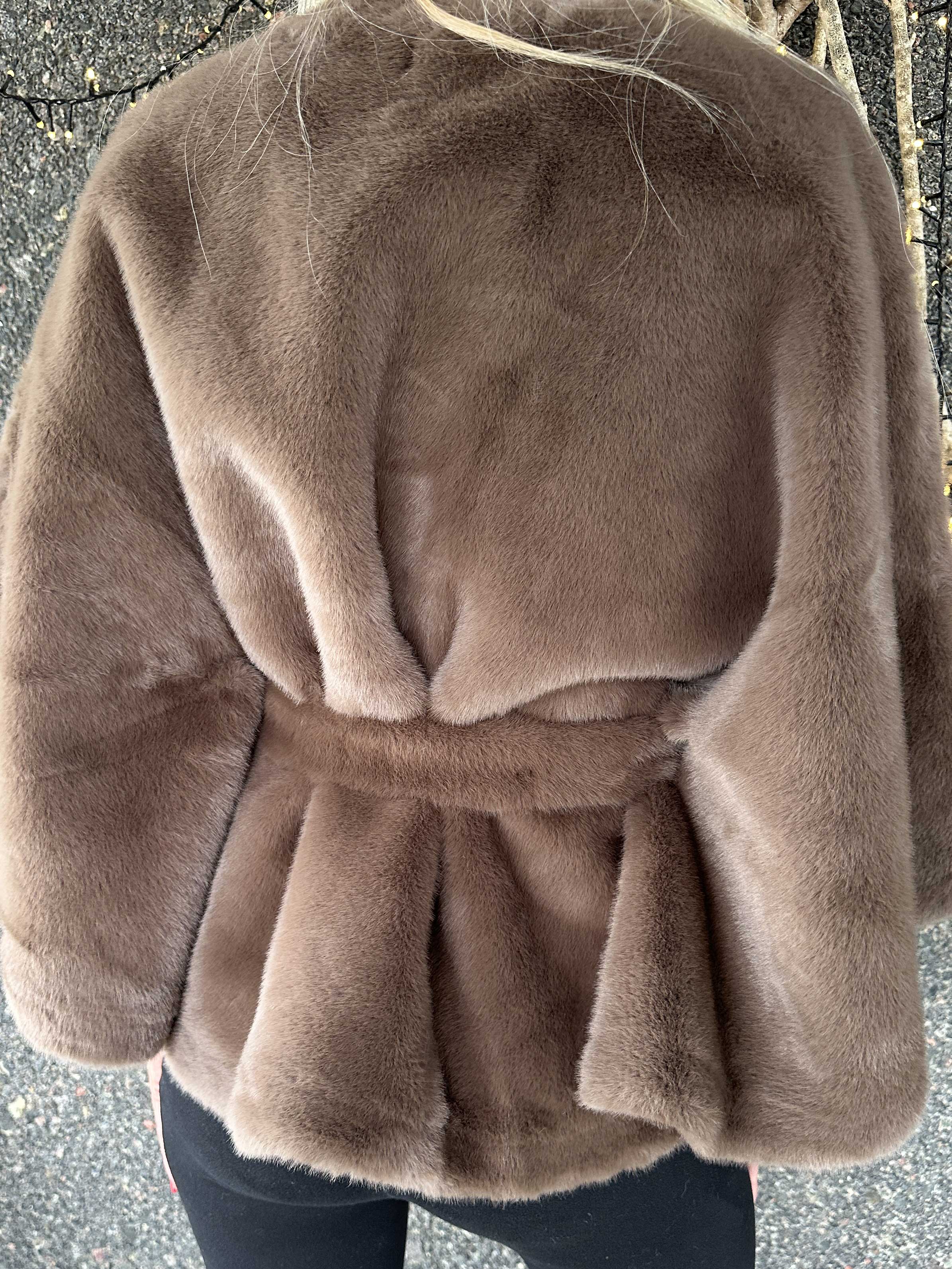 Barbara - Kort mjuk fuskpälskappa/jacka