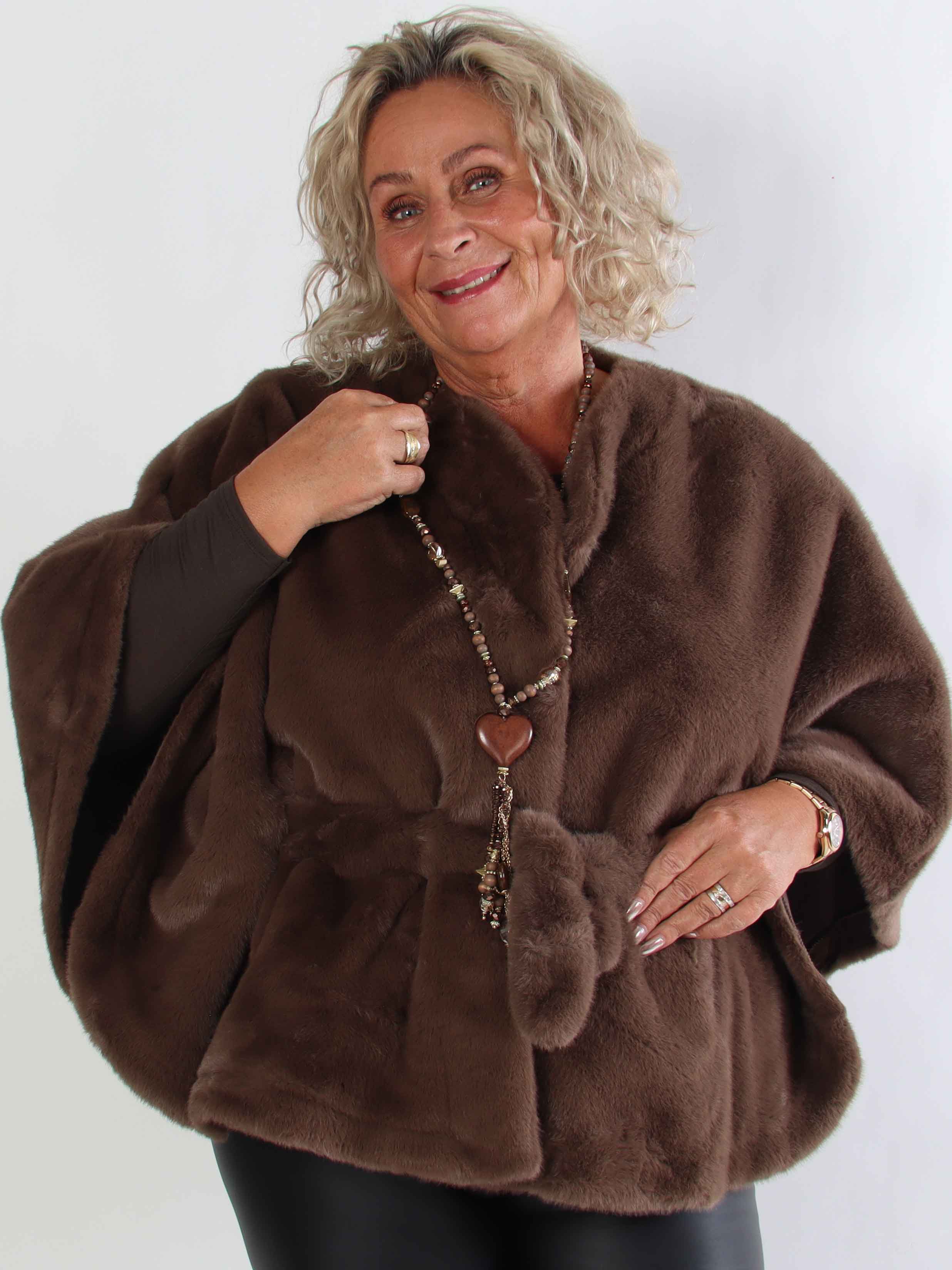 Barbara - Kort mjuk plus size faux fur kappa/jacka