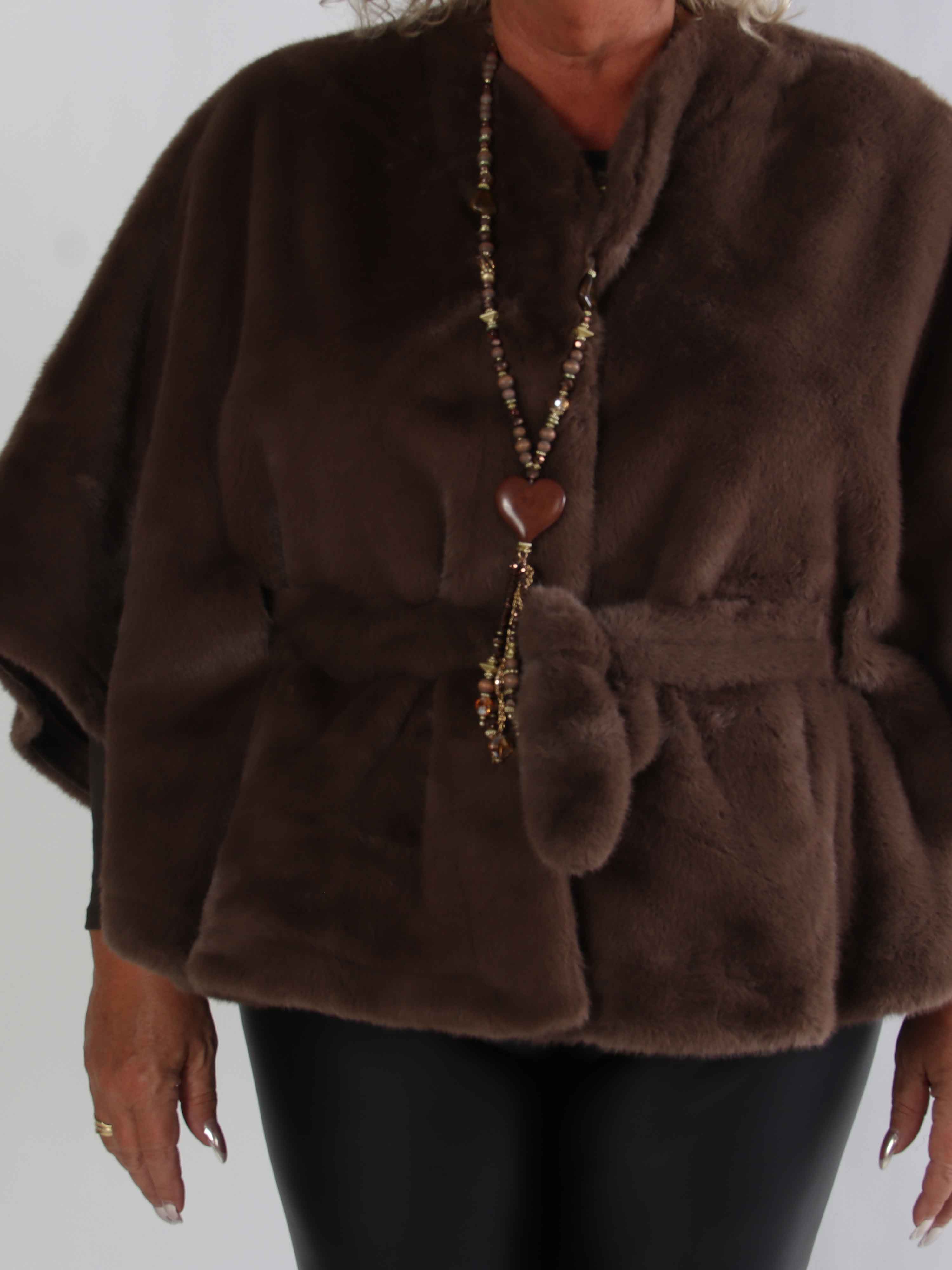 Barbara - Kort mjuk plus size faux fur kappa/jacka