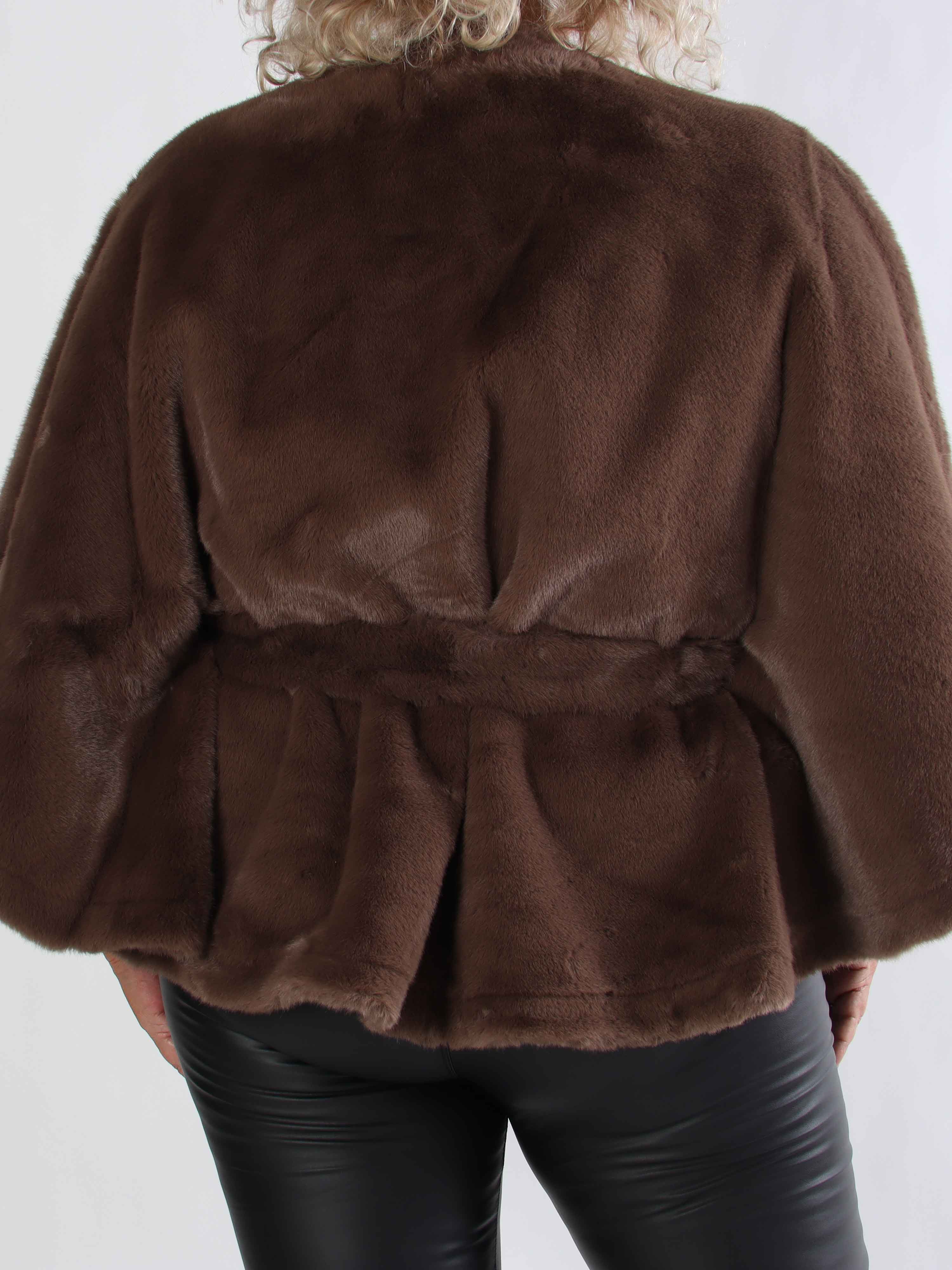 Barbara - Kort mjuk plus size faux fur kappa/jacka