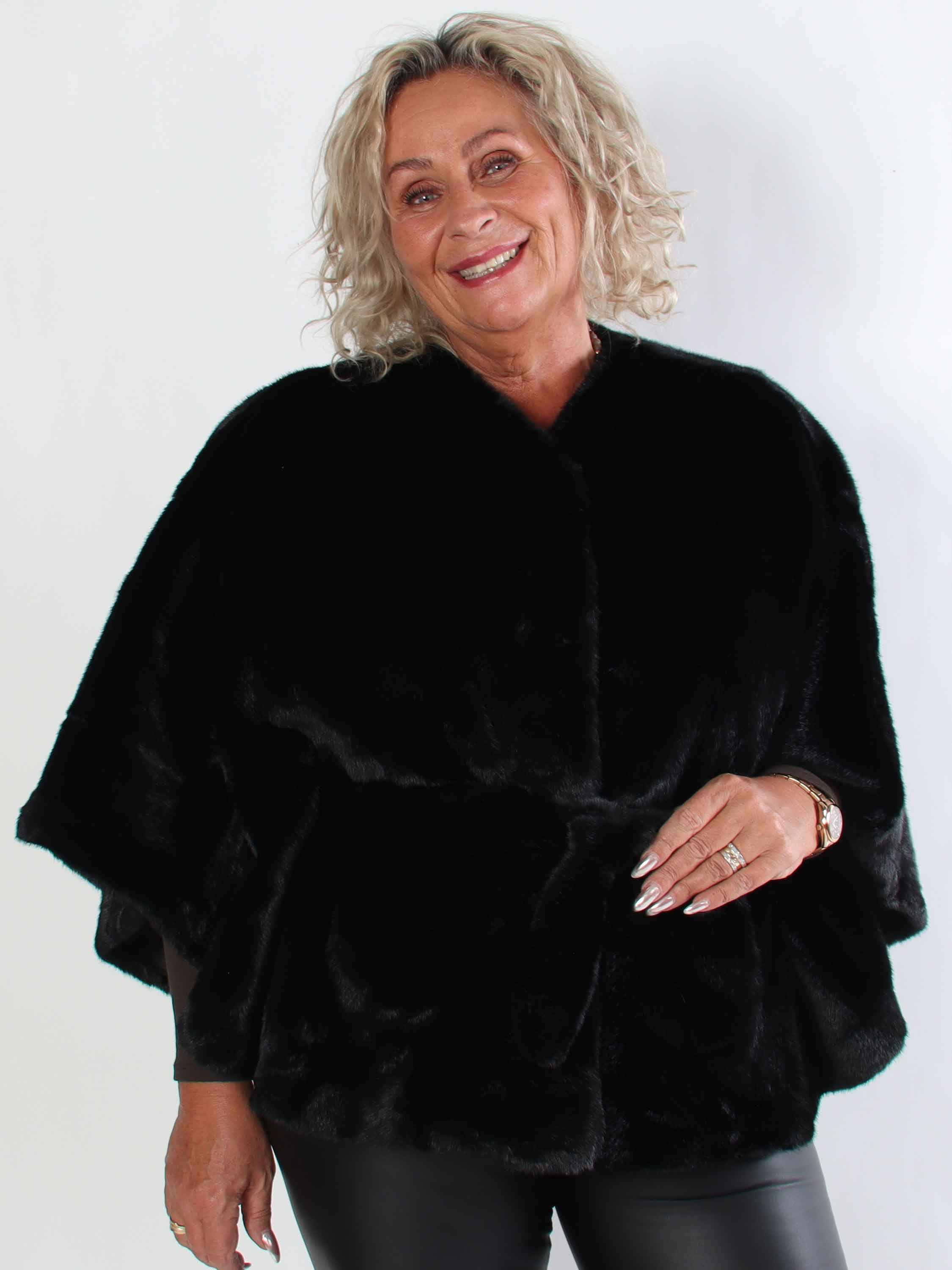 Barbara - Kort mjuk plus size faux fur kappa/jacka