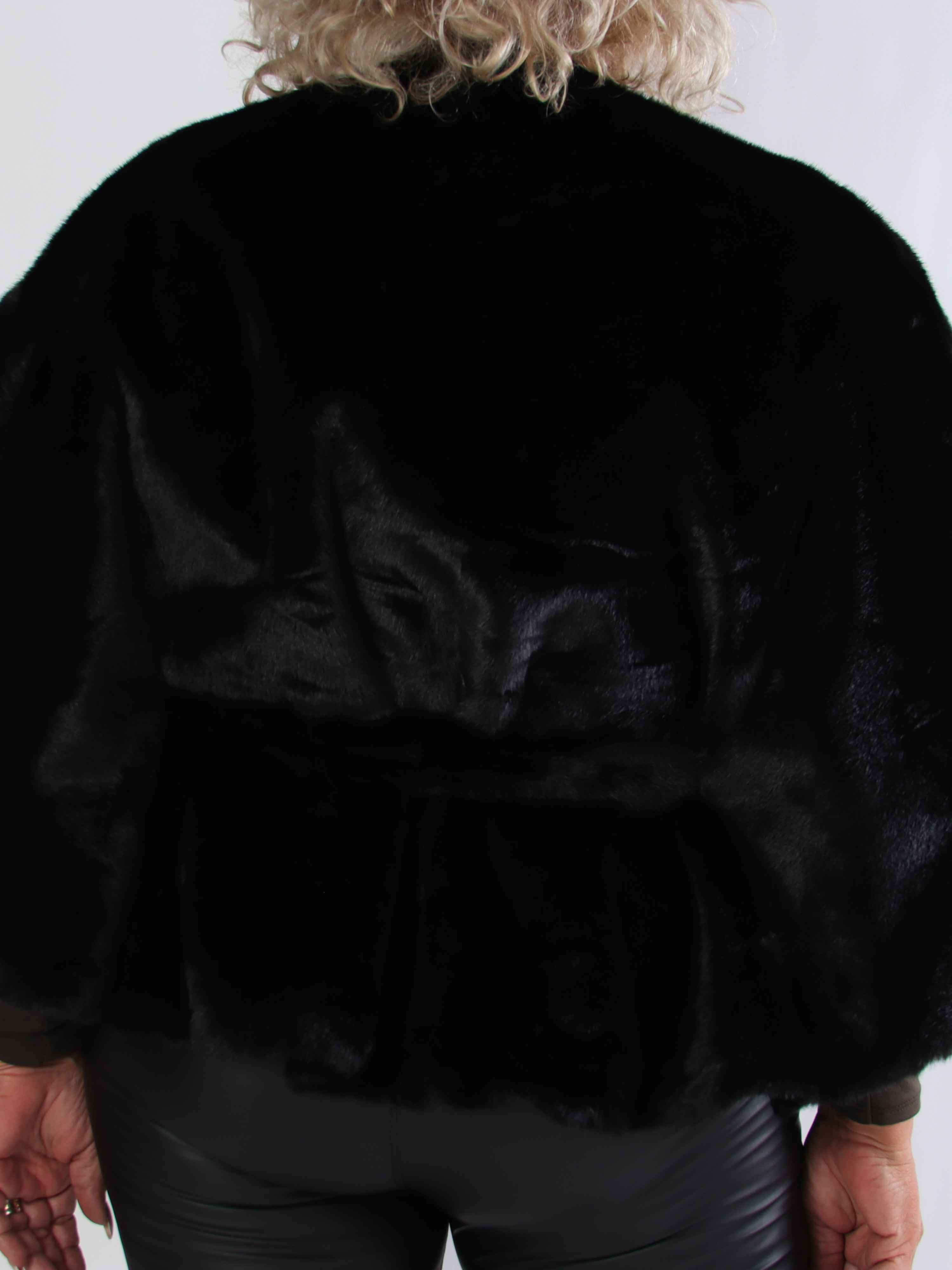 Barbara - Kort mjuk plus size faux fur kappa/jacka