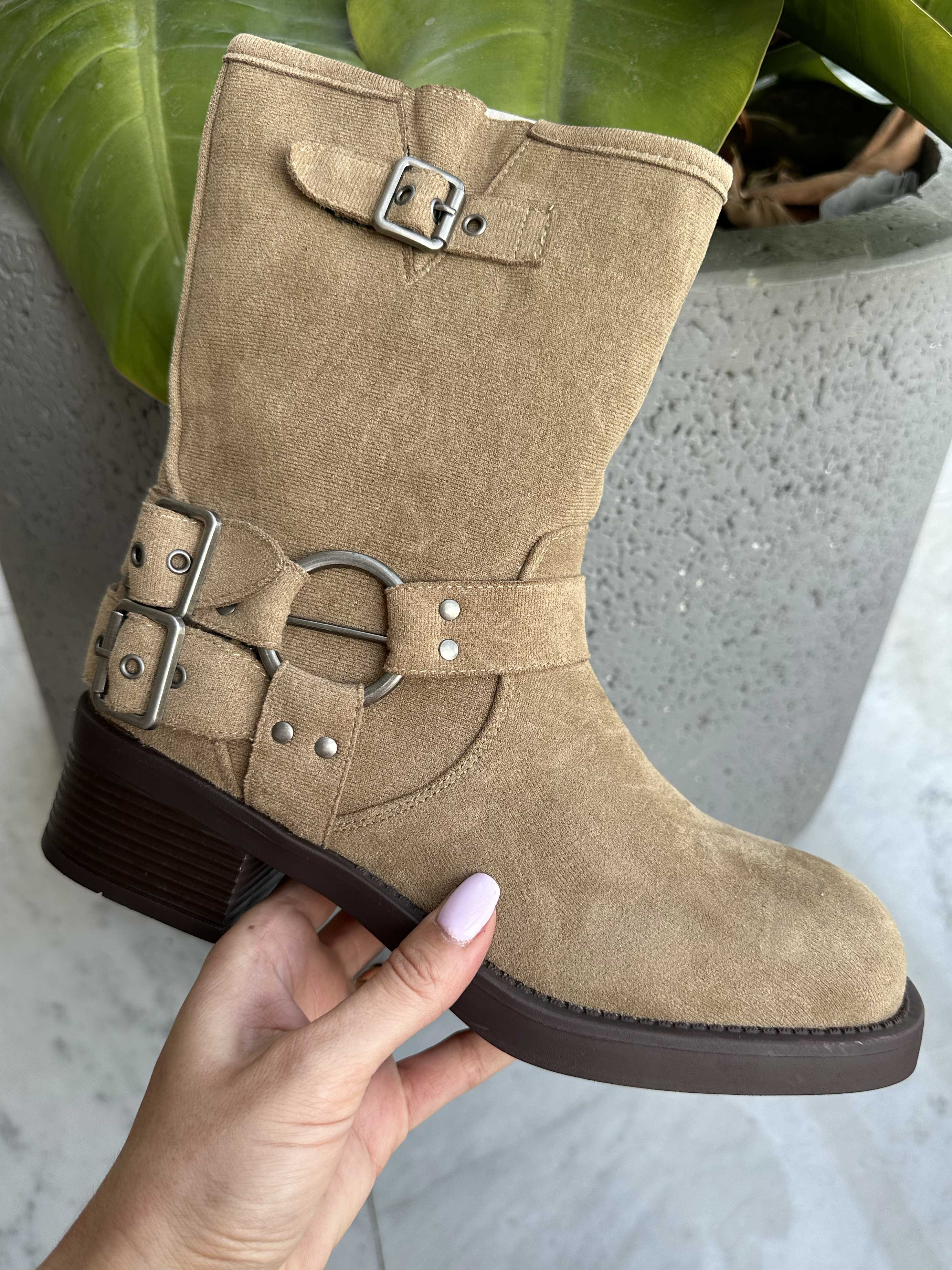 Barcelona - Mockaliknande stövlar med spännen