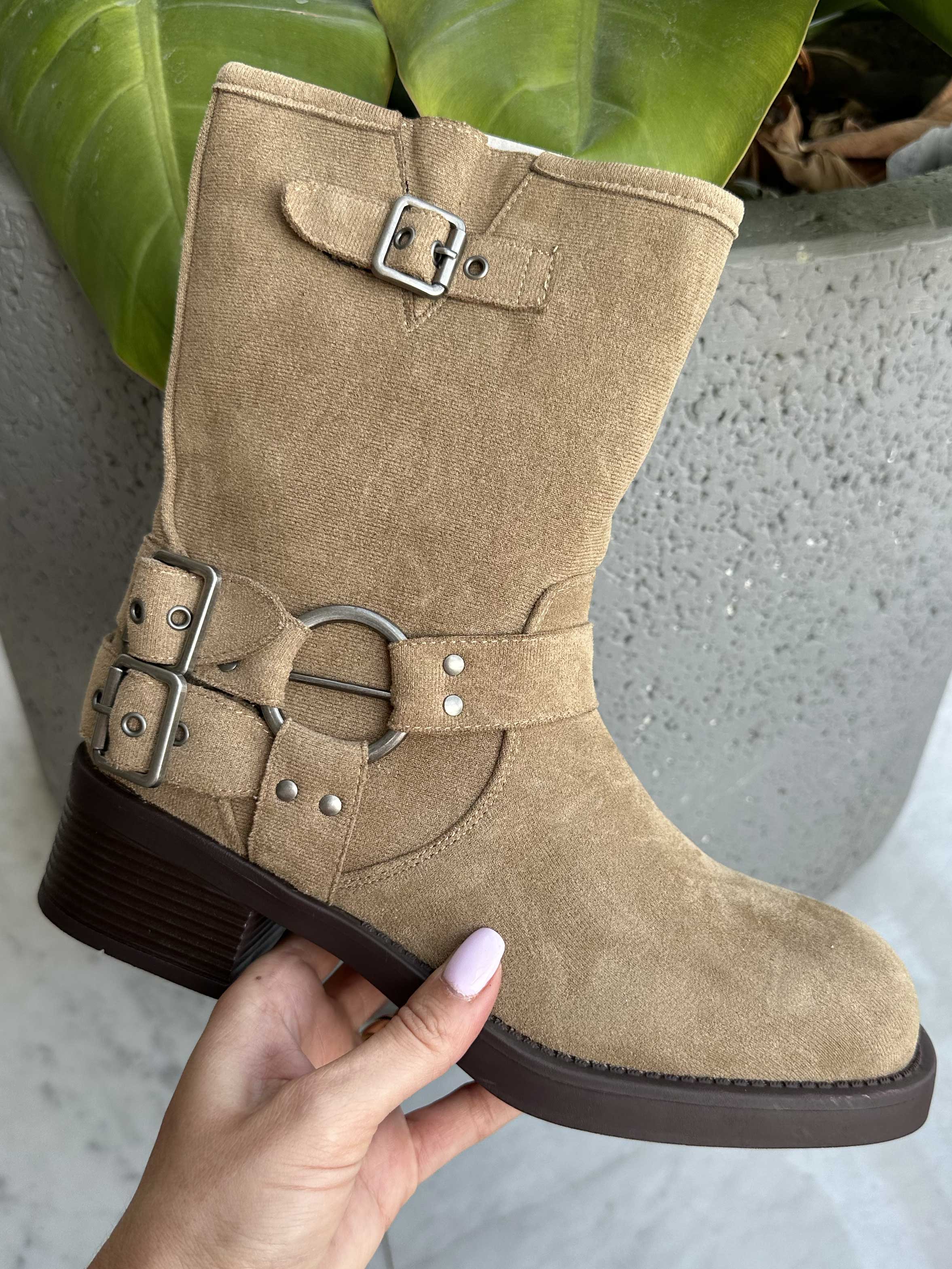 Barcelona - Mockaliknande stövlar med spännen