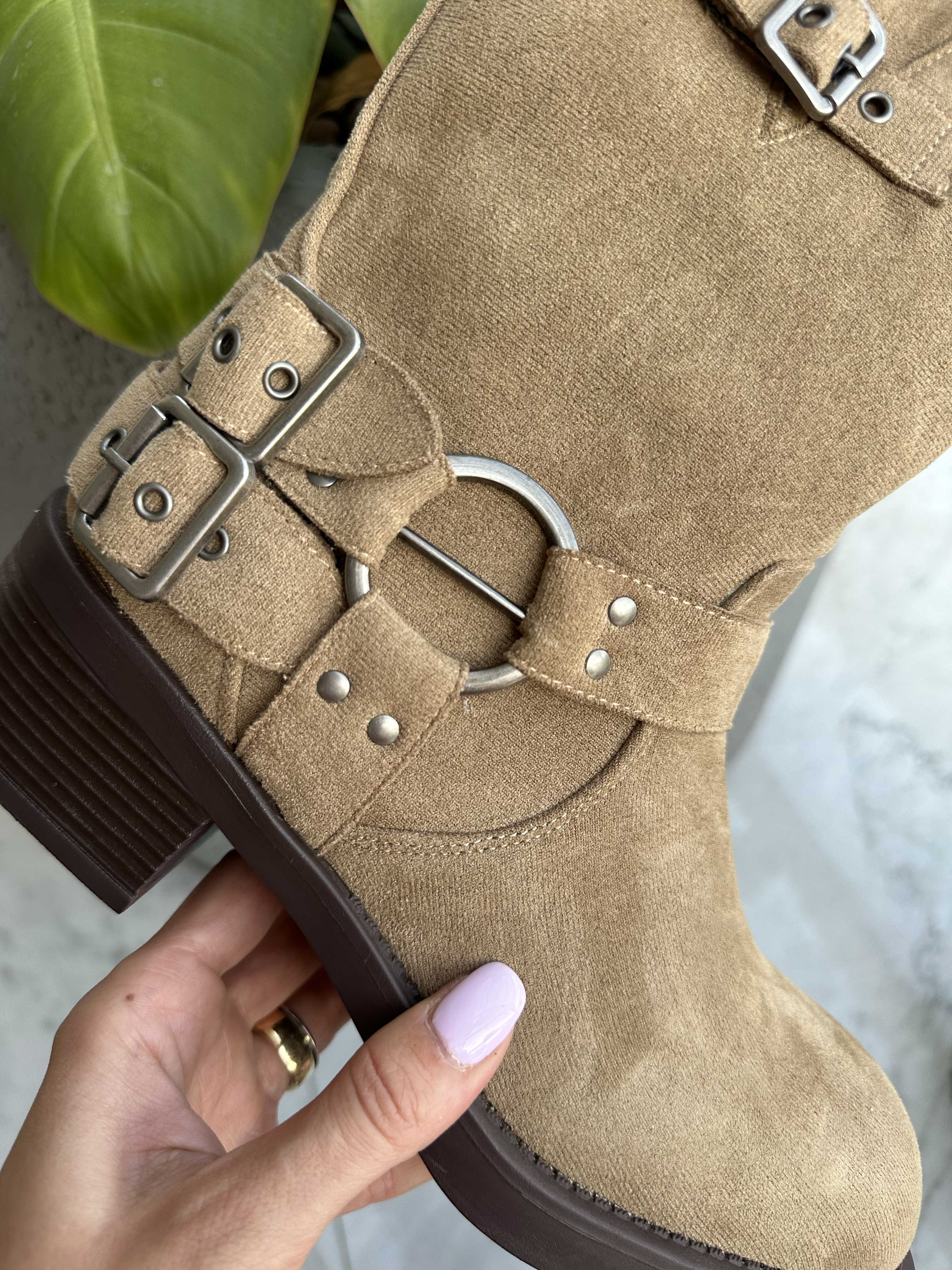 Barcelona - Mockaliknande stövlar med spännen