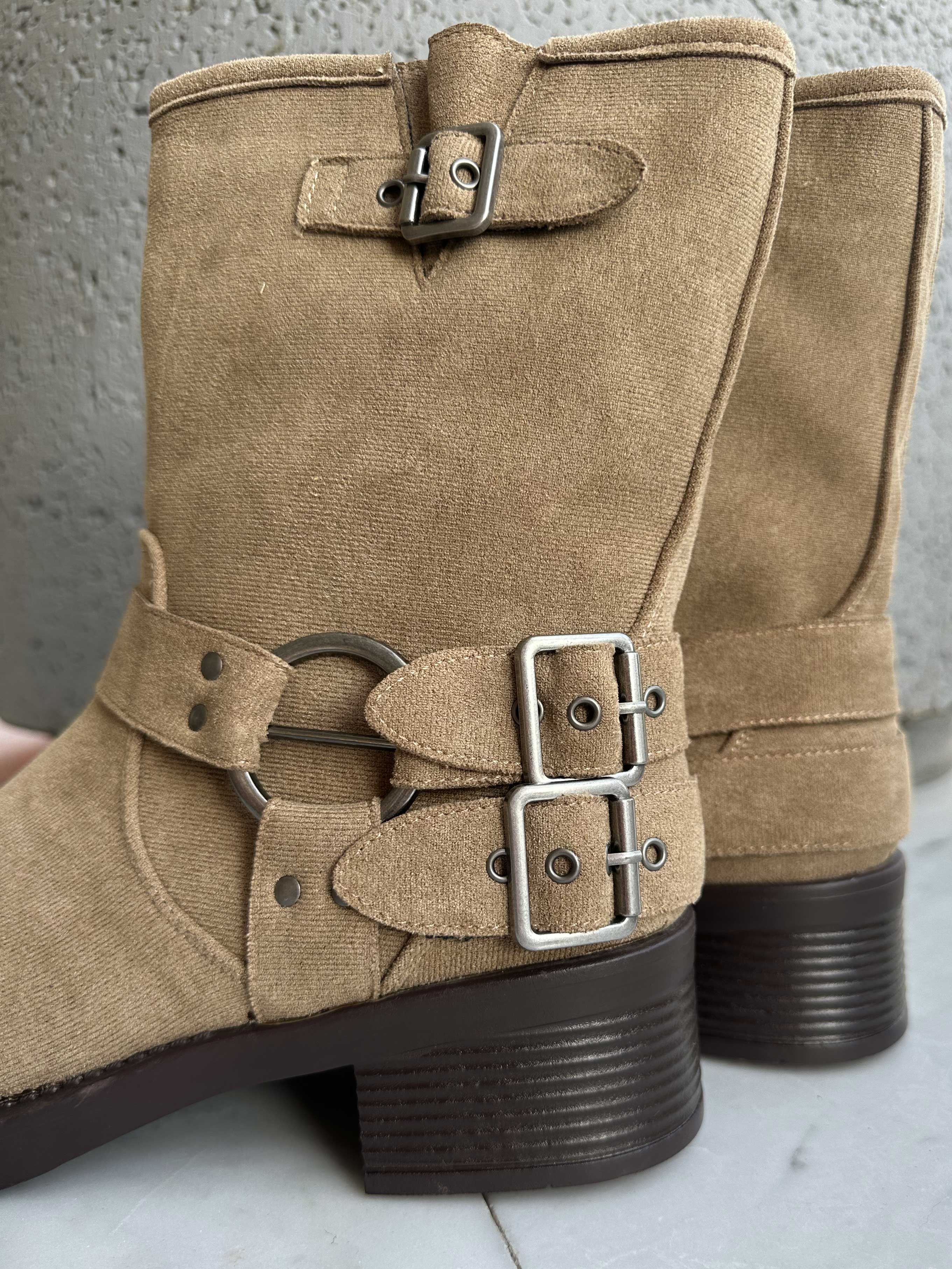 Barcelona - Mockaliknande stövlar med spännen