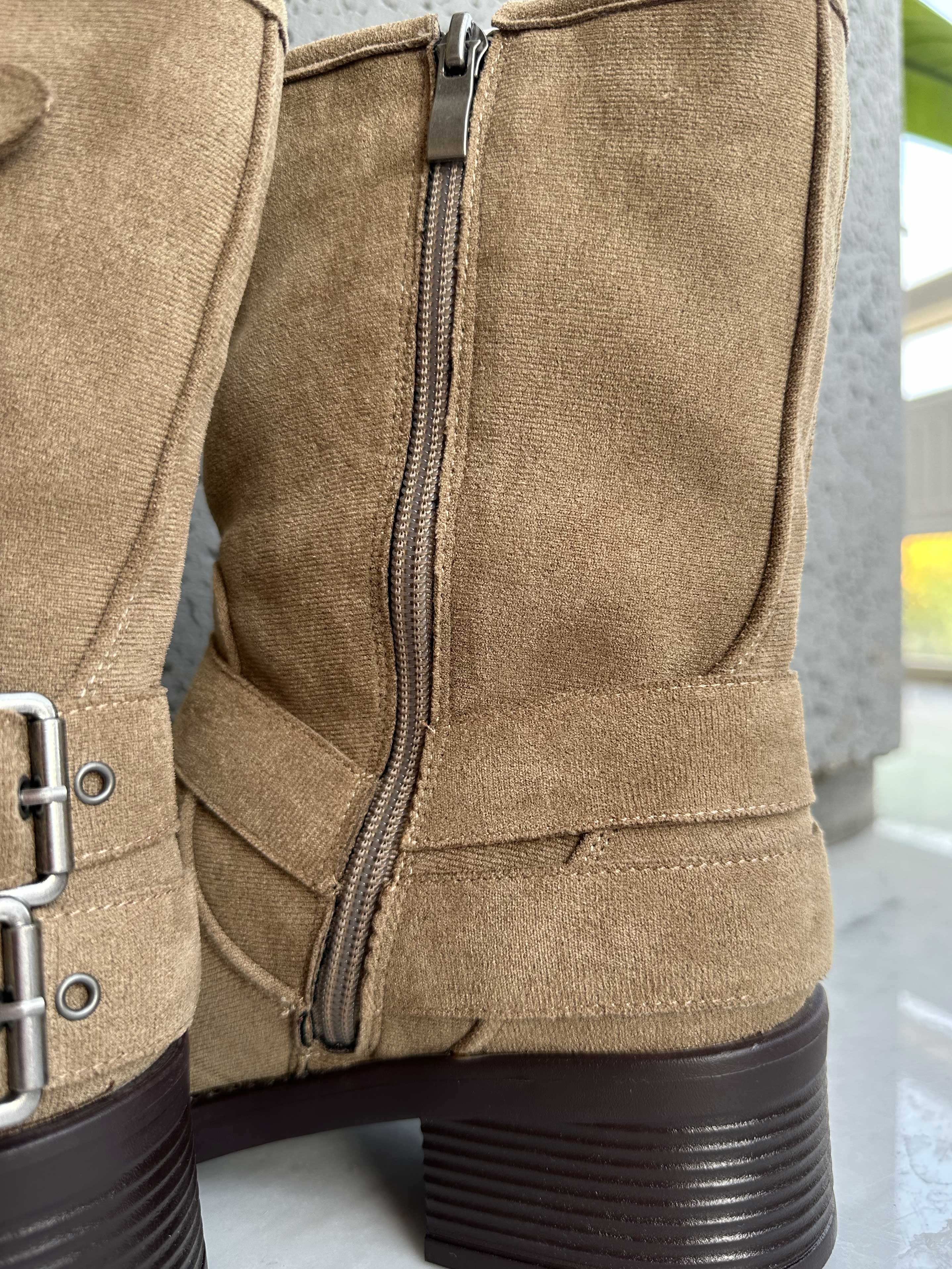 Barcelona - Mockaliknande stövlar med spännen