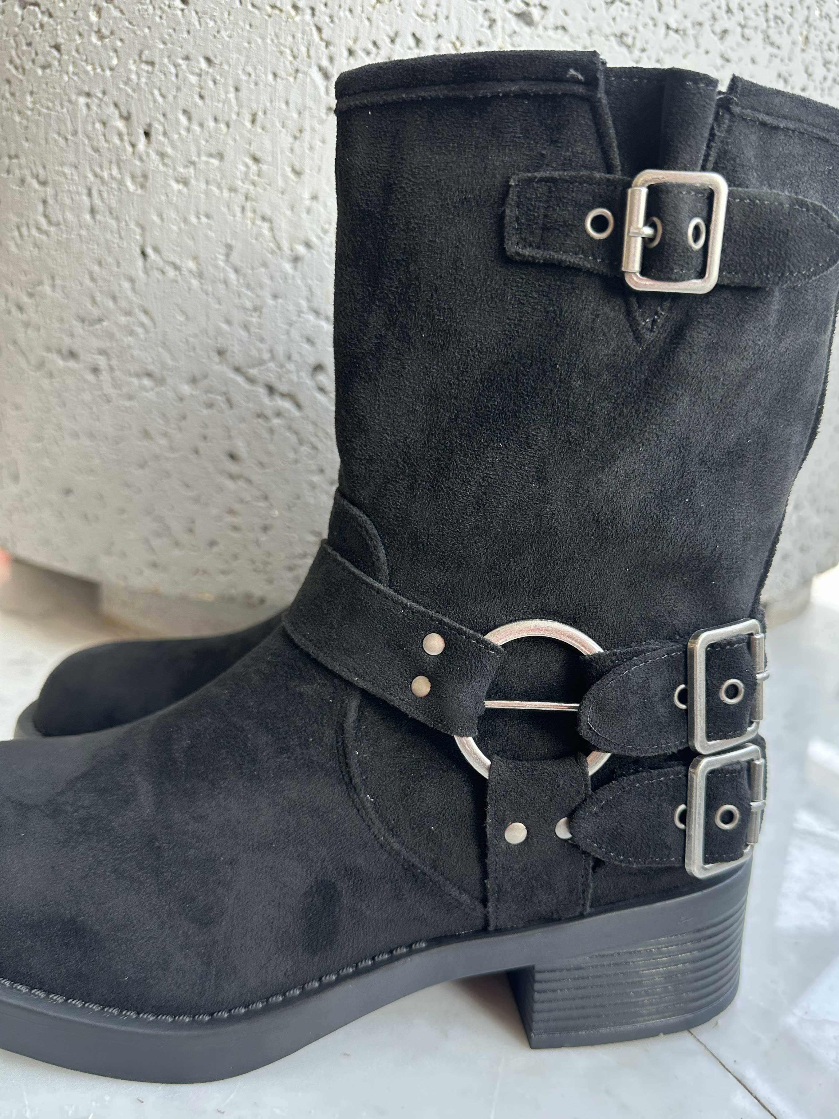 Barcelona - Mockaliknande stövlar med spännen