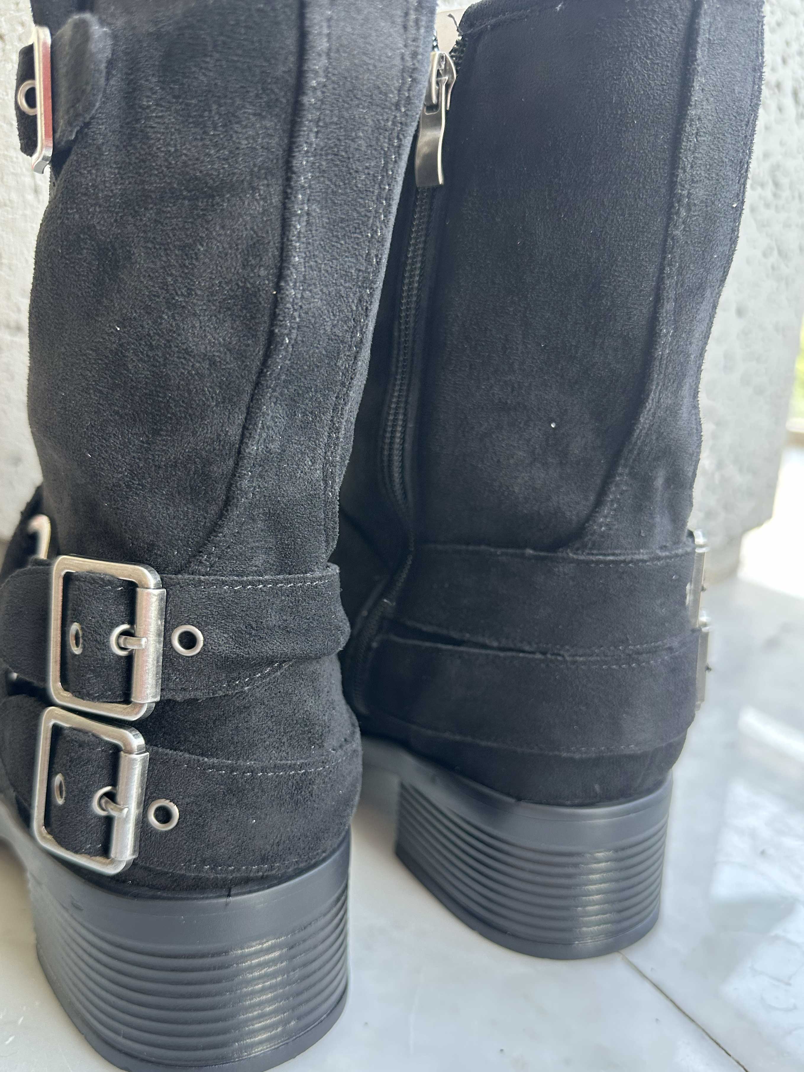 Barcelona - Mockaliknande stövlar med spännen