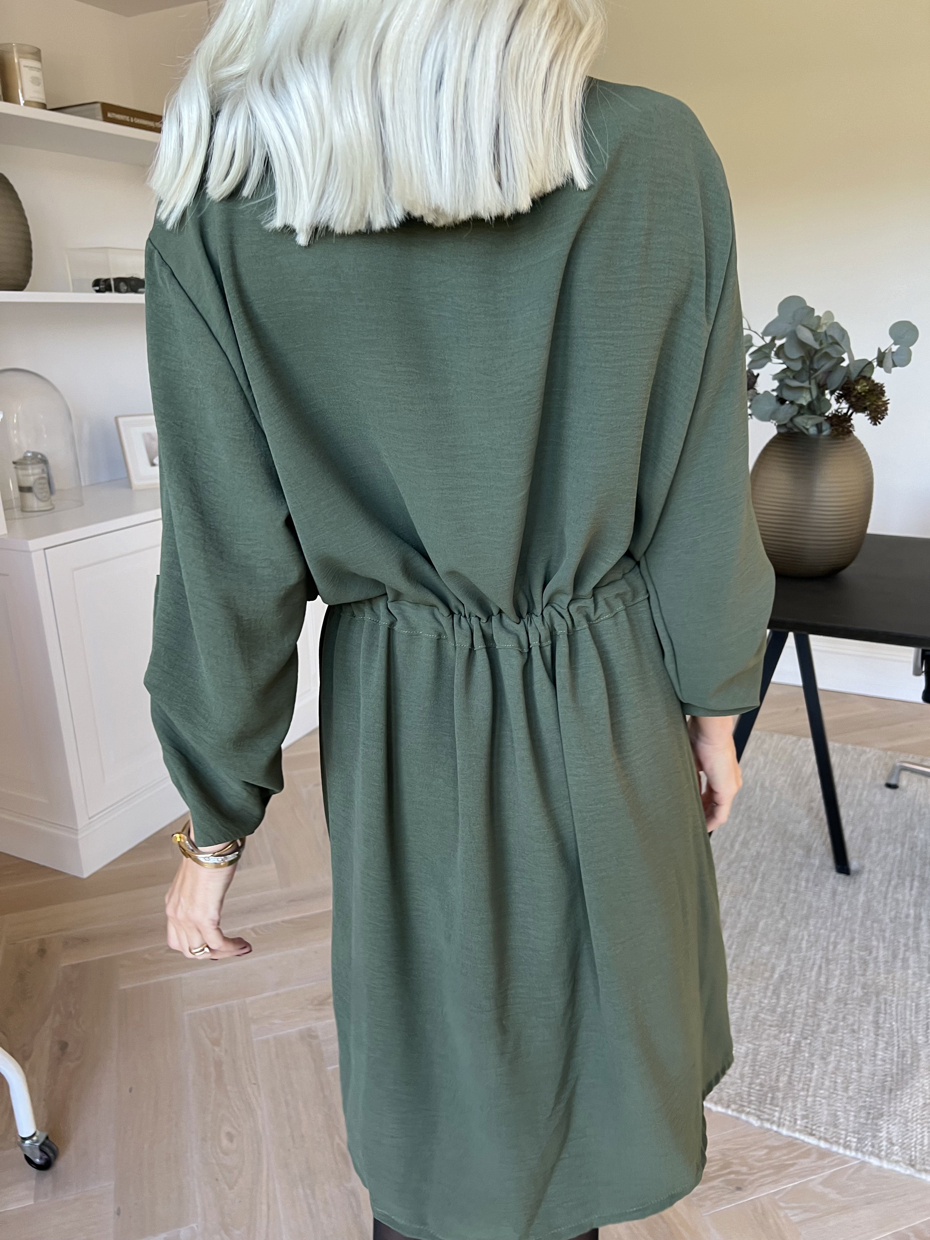 Baretta - Söt skjortklänning med knytskärp i midjan