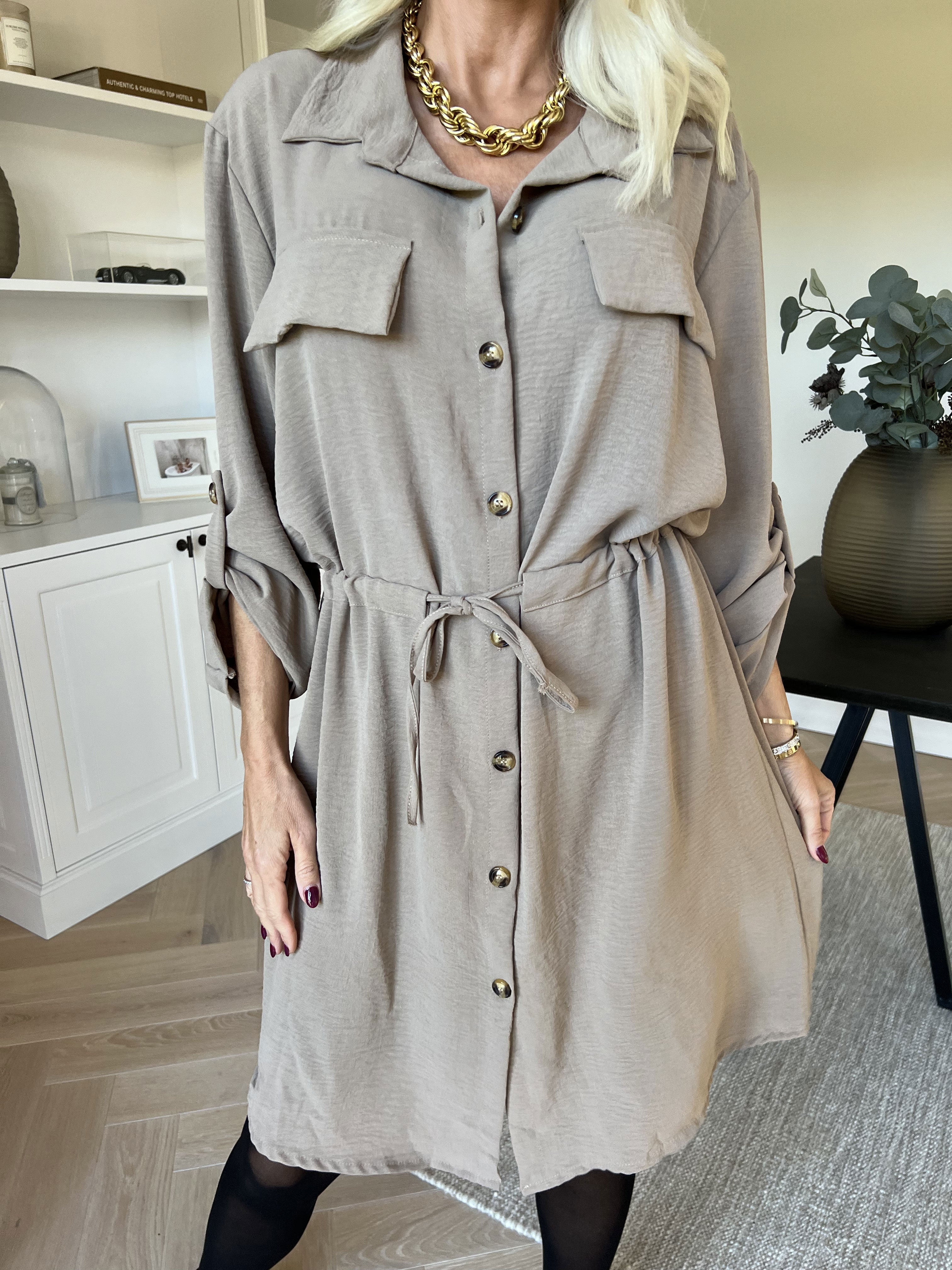 Baretta - Söt skjortklänning med knytskärp i midjan