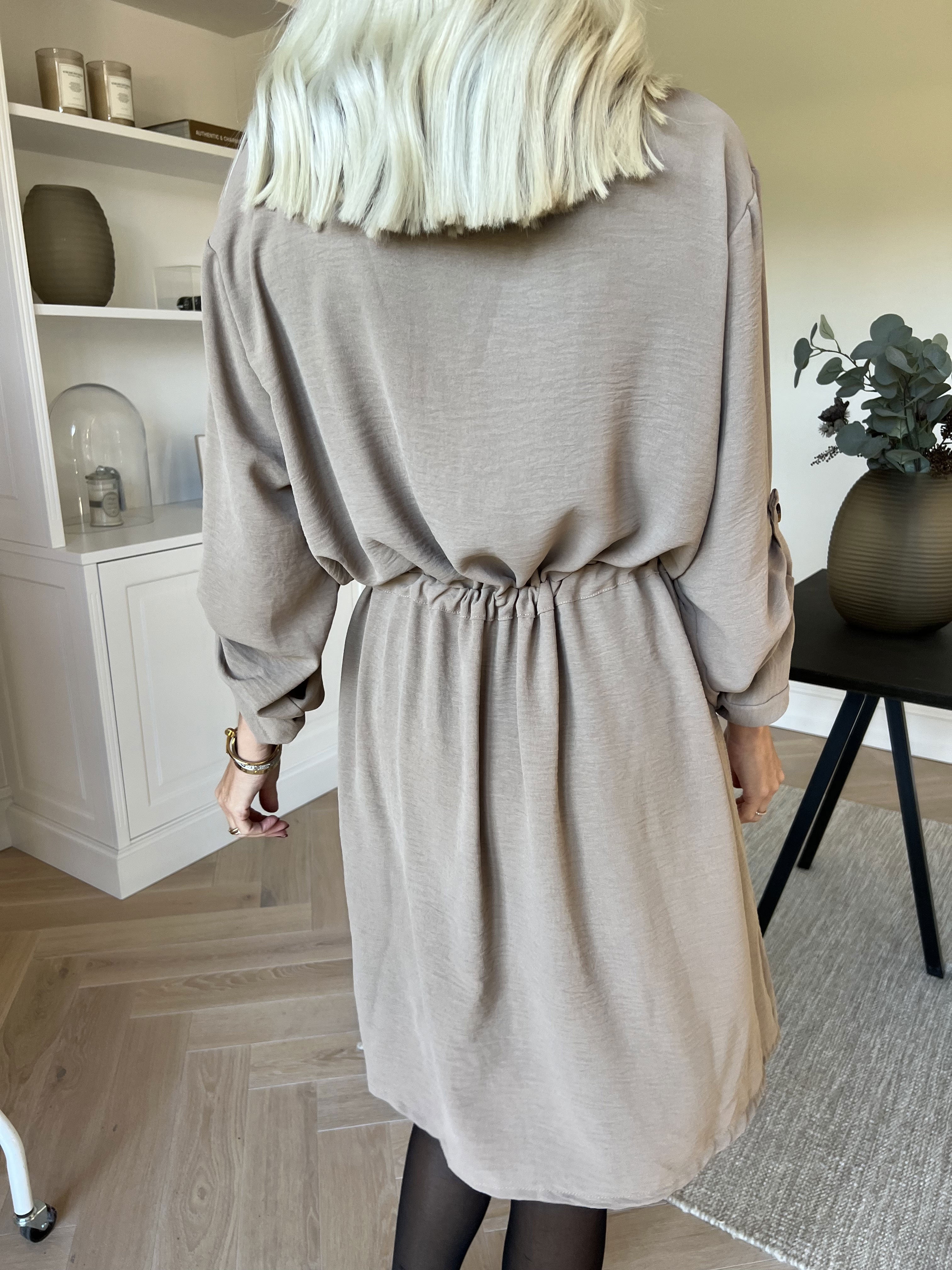 Baretta - Söt skjortklänning med knytskärp i midjan