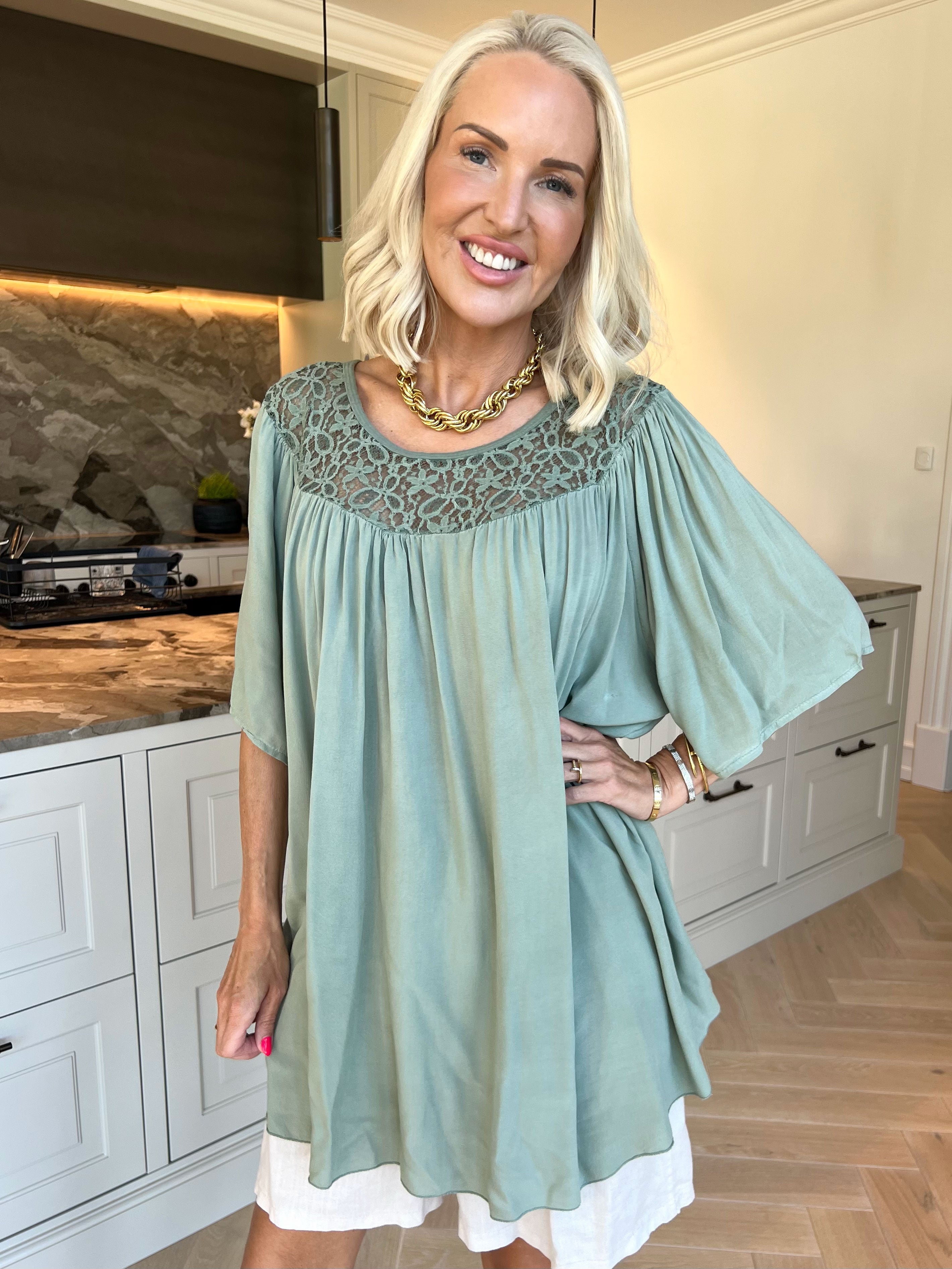 Batilda - Feminin tunika i viskose med blondedetaljer