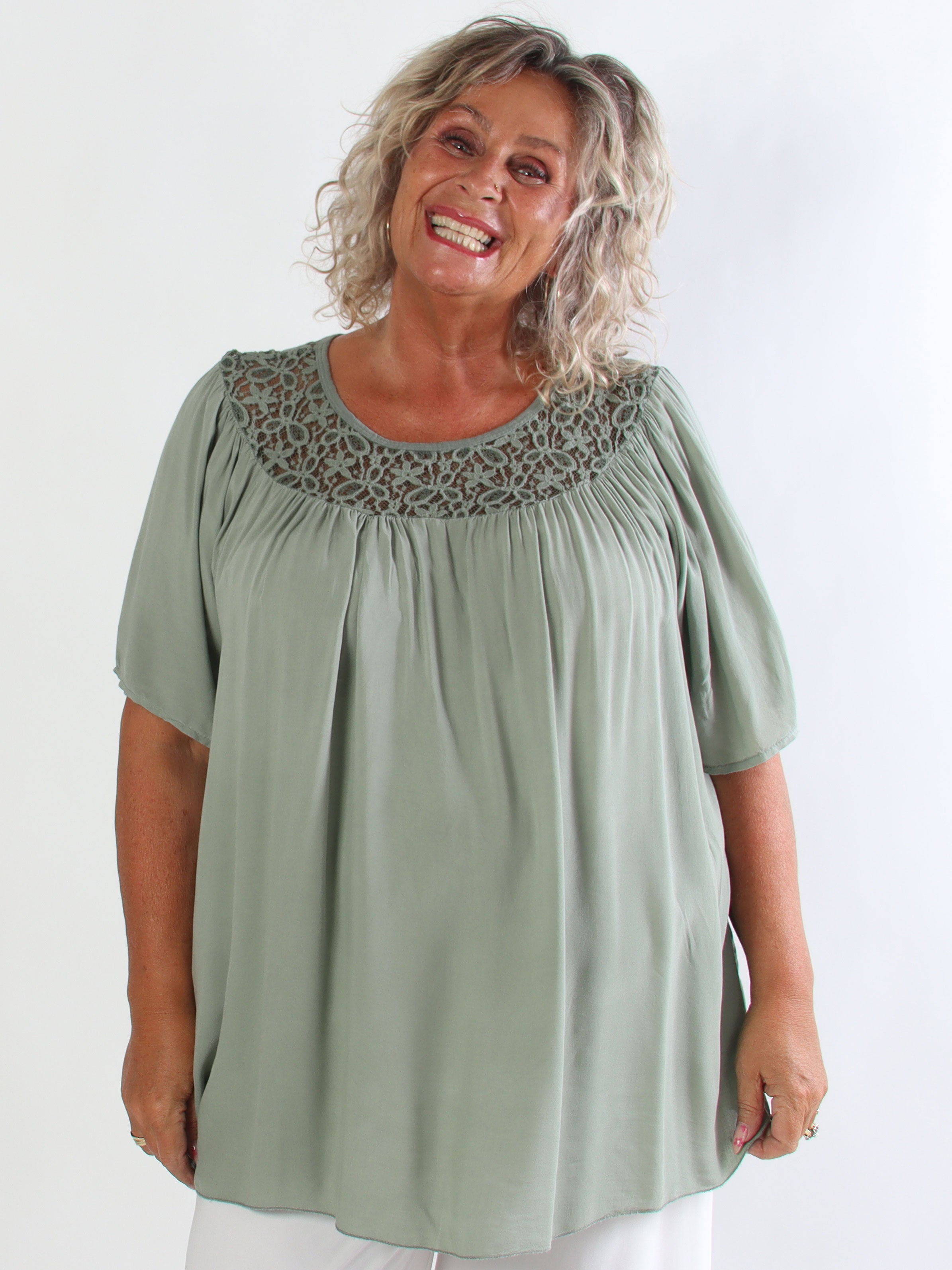 Batilda - Feminin plus size tunika i viskose med blondedetaljer