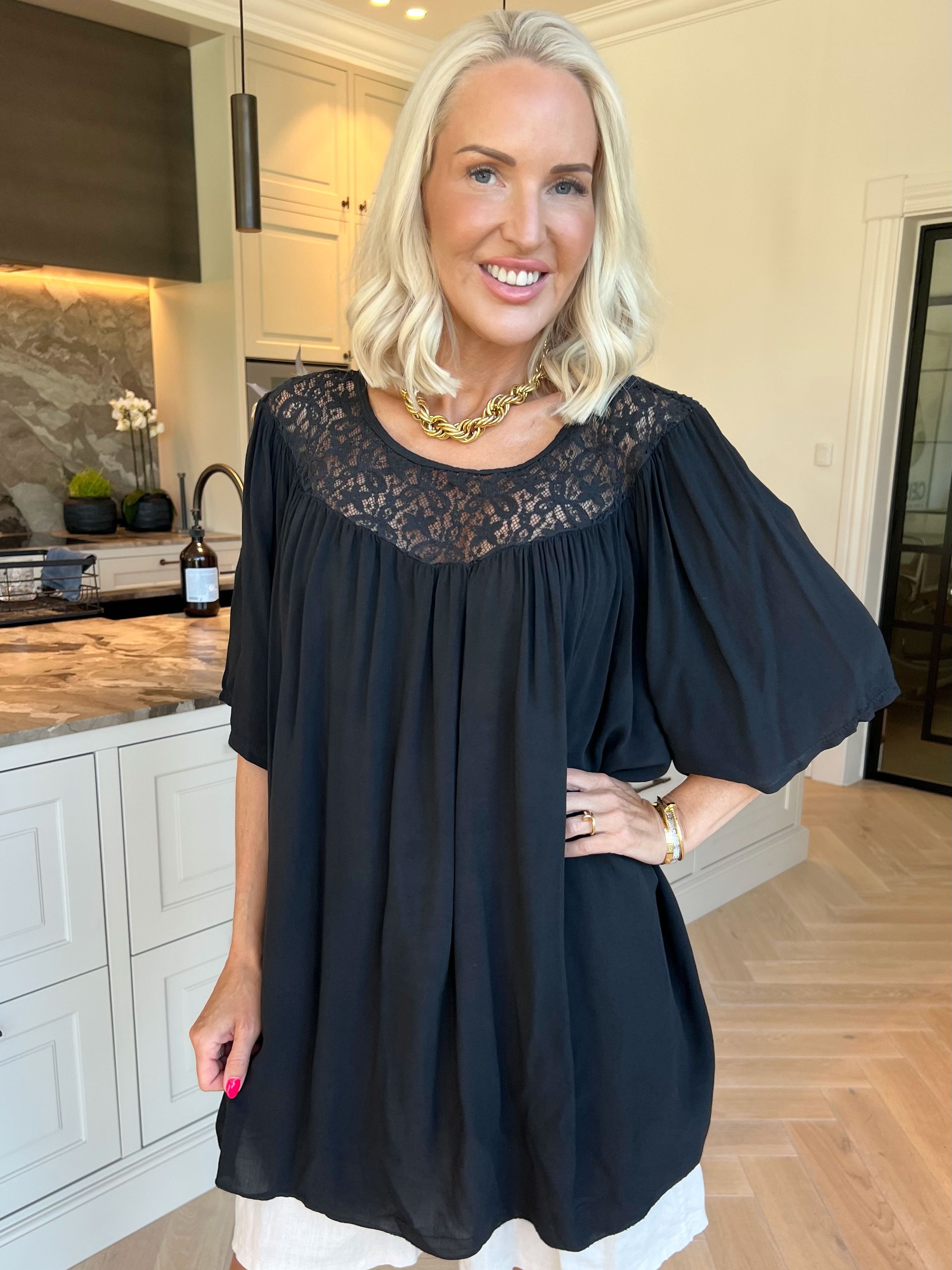 Batilda - Feminin tunika i viskose med blondedetaljer