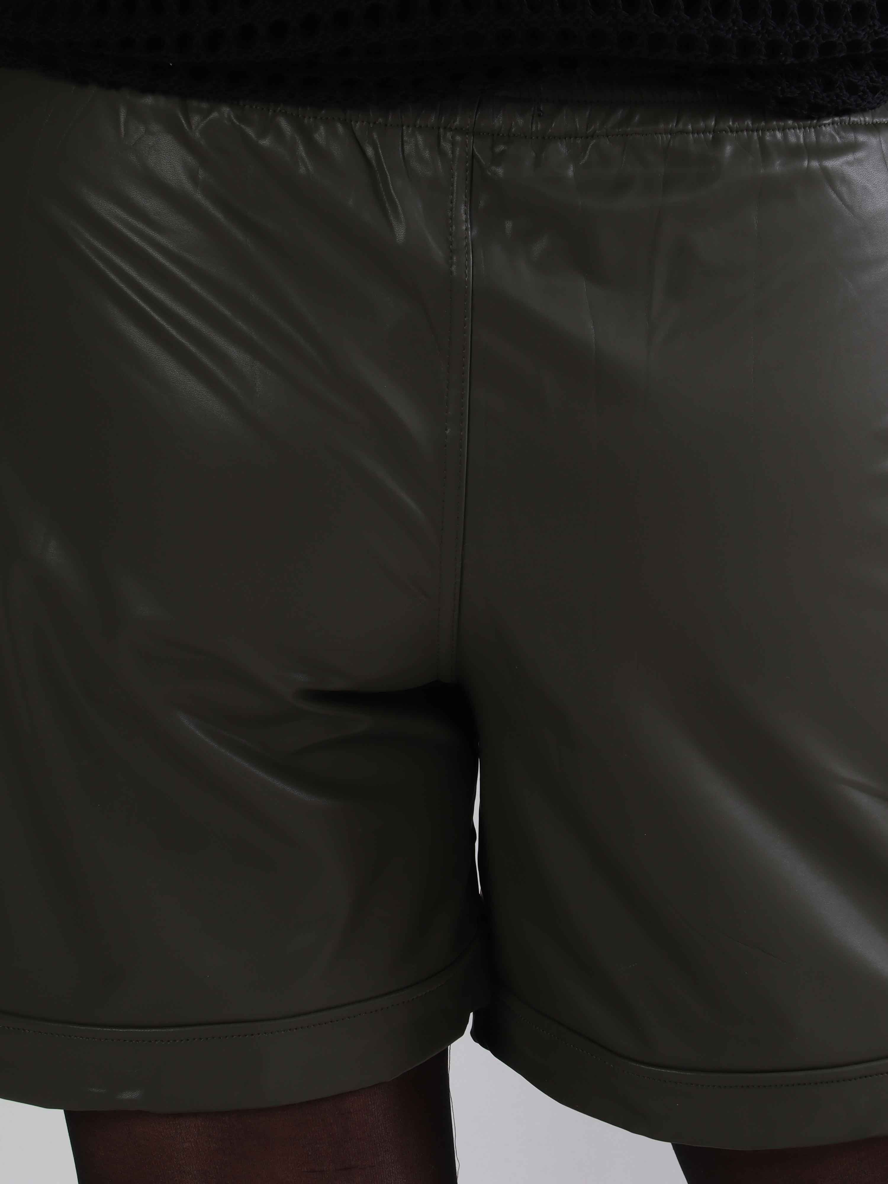 Beate - Læderlook shorts med høj talje