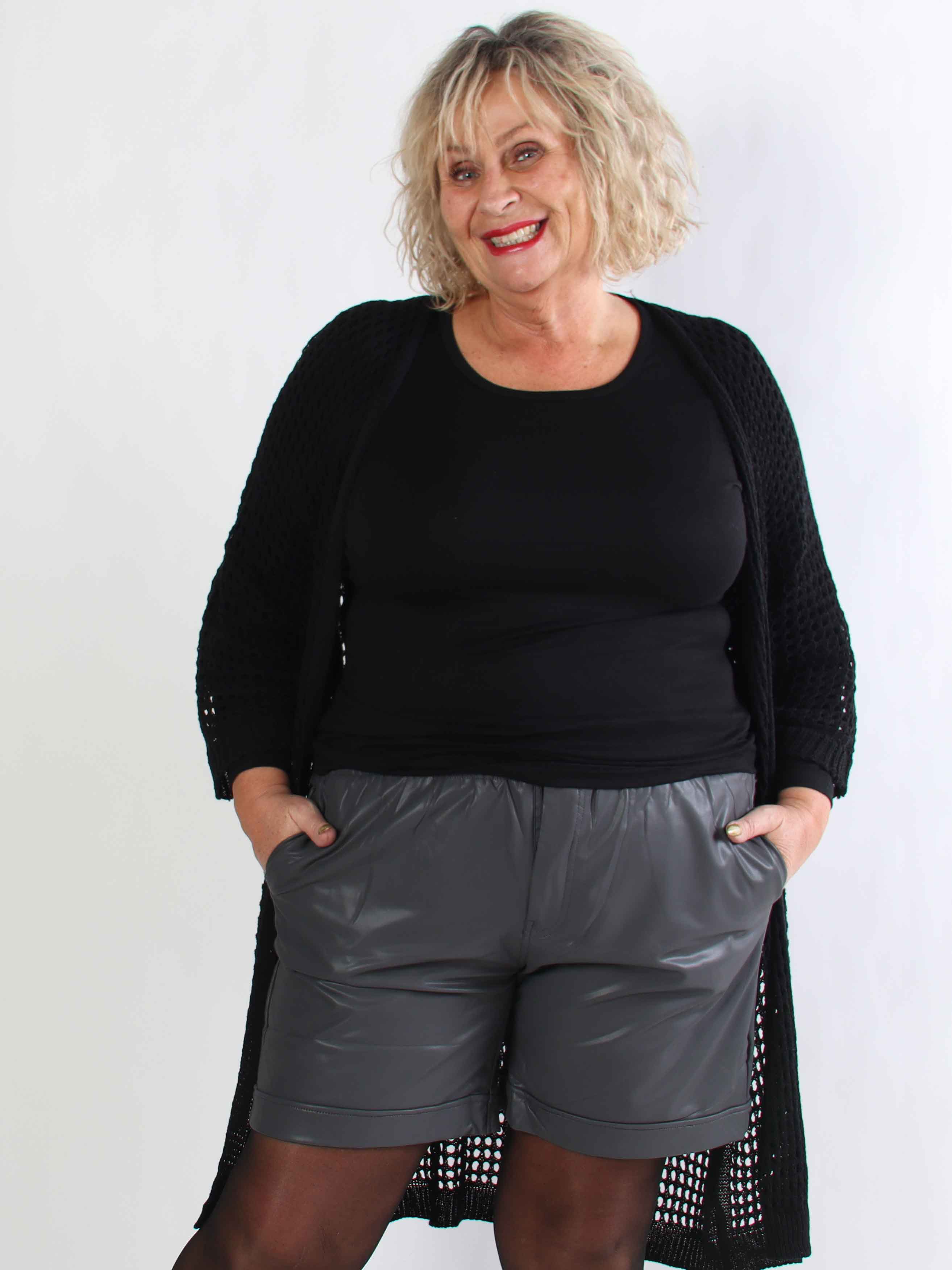 Beate - Læderlook shorts med høj talje