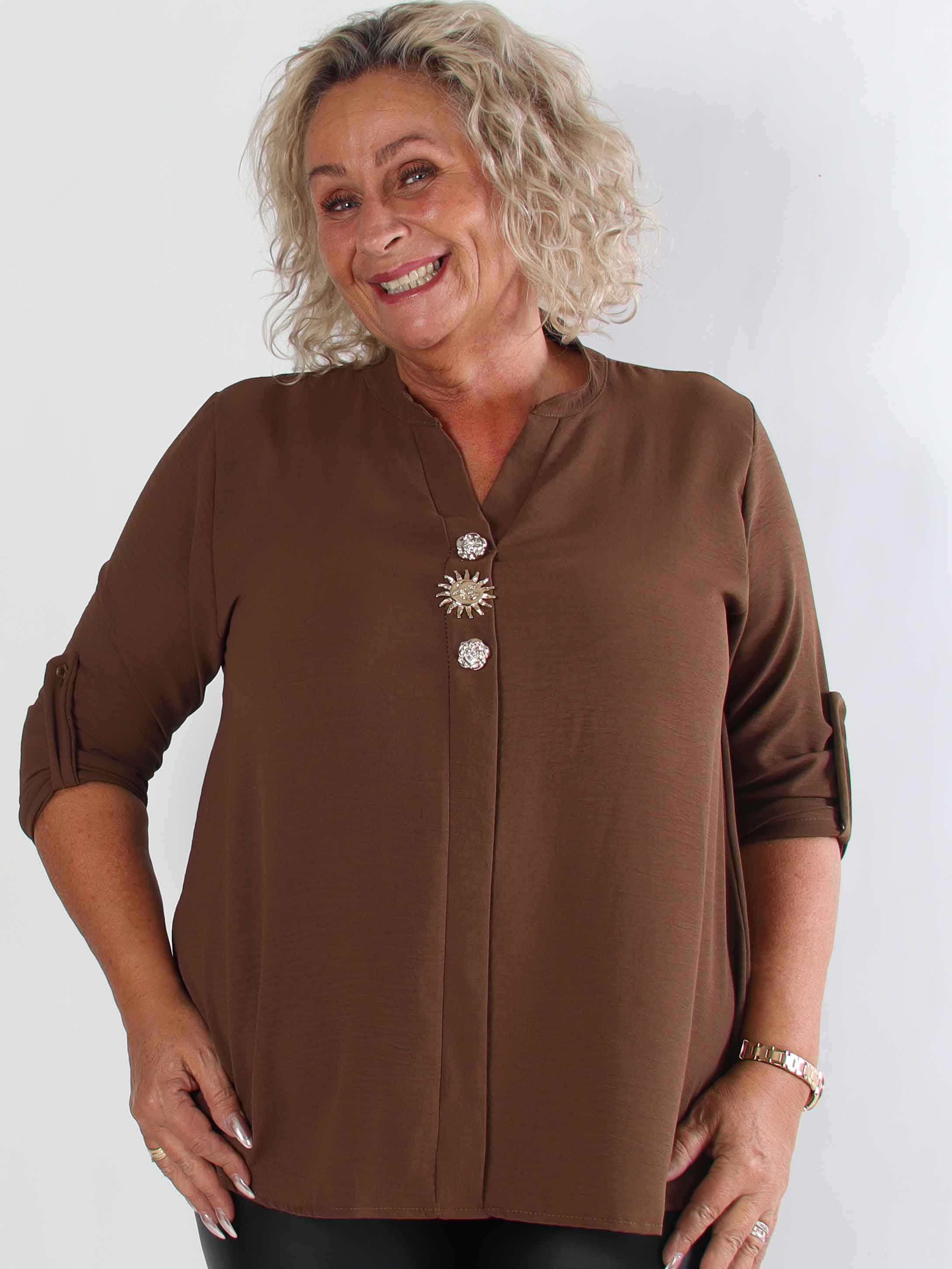 Bekka - Plus size skjorta i viskos med guldfärgade knappar och brosch