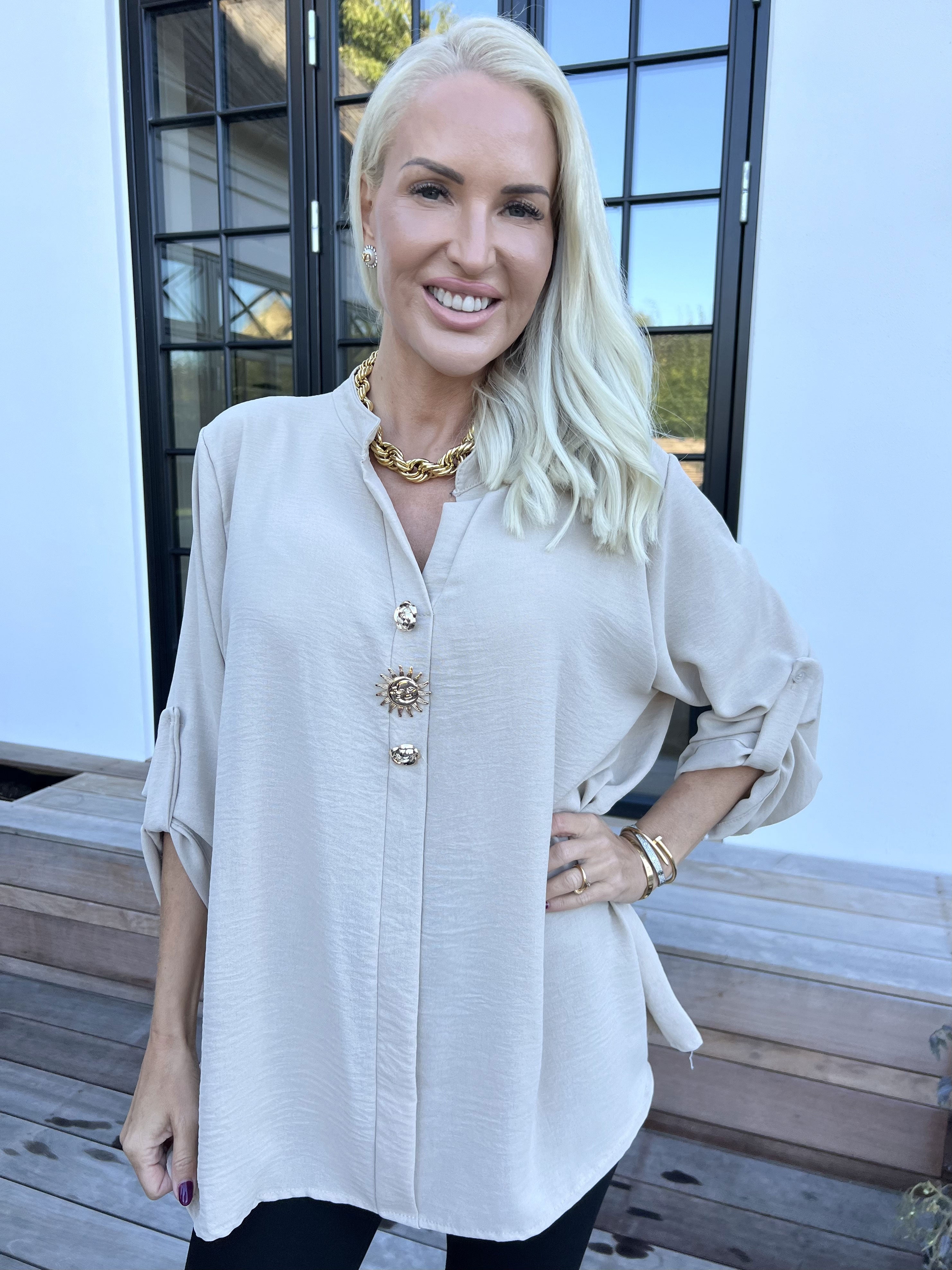 Bekka - Skjorta i viskos med guldfärgade knappar och brosch