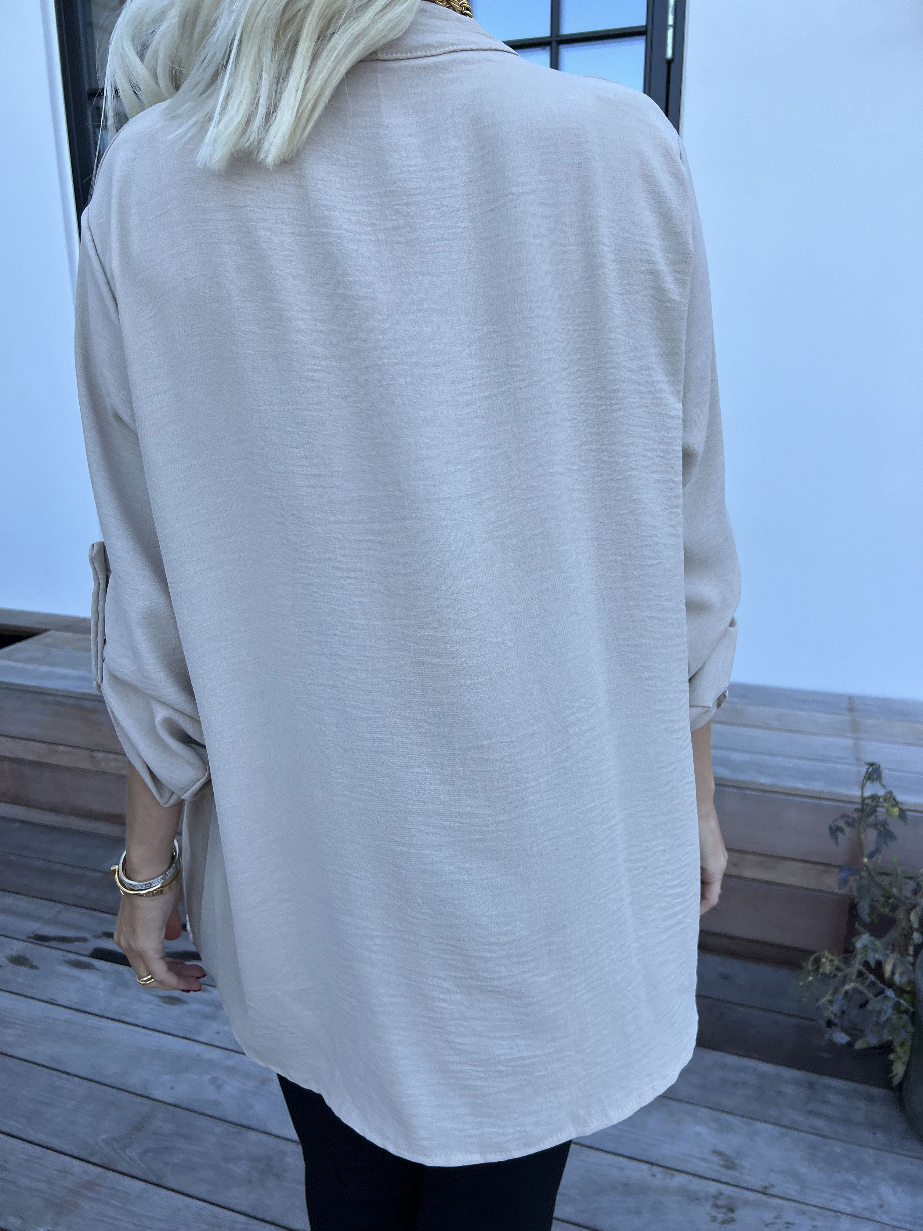 Bekka - Skjorta i viskos med guldfärgade knappar och brosch