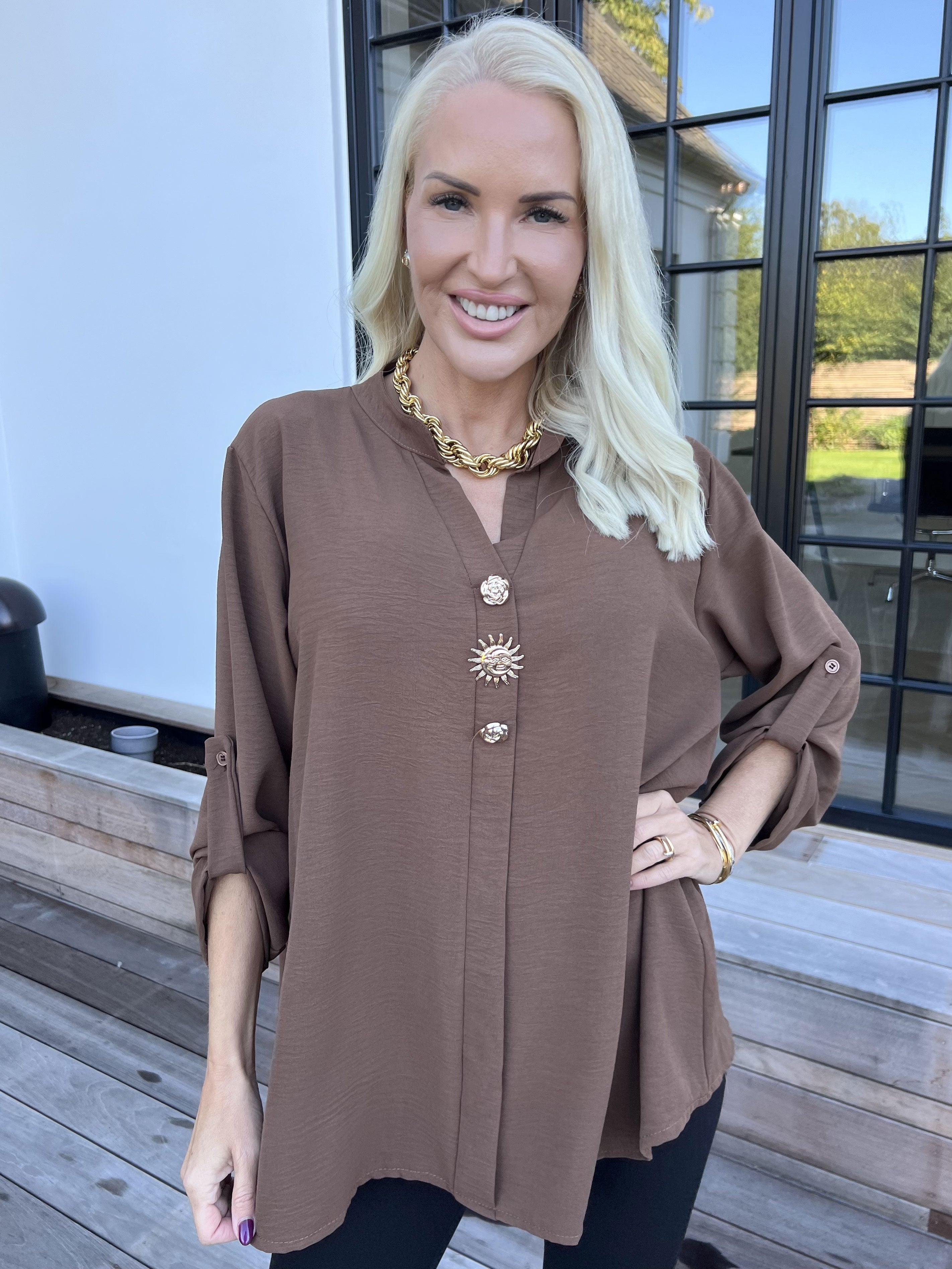 Bekka - Skjorta i viskos med guldfärgade knappar och brosch