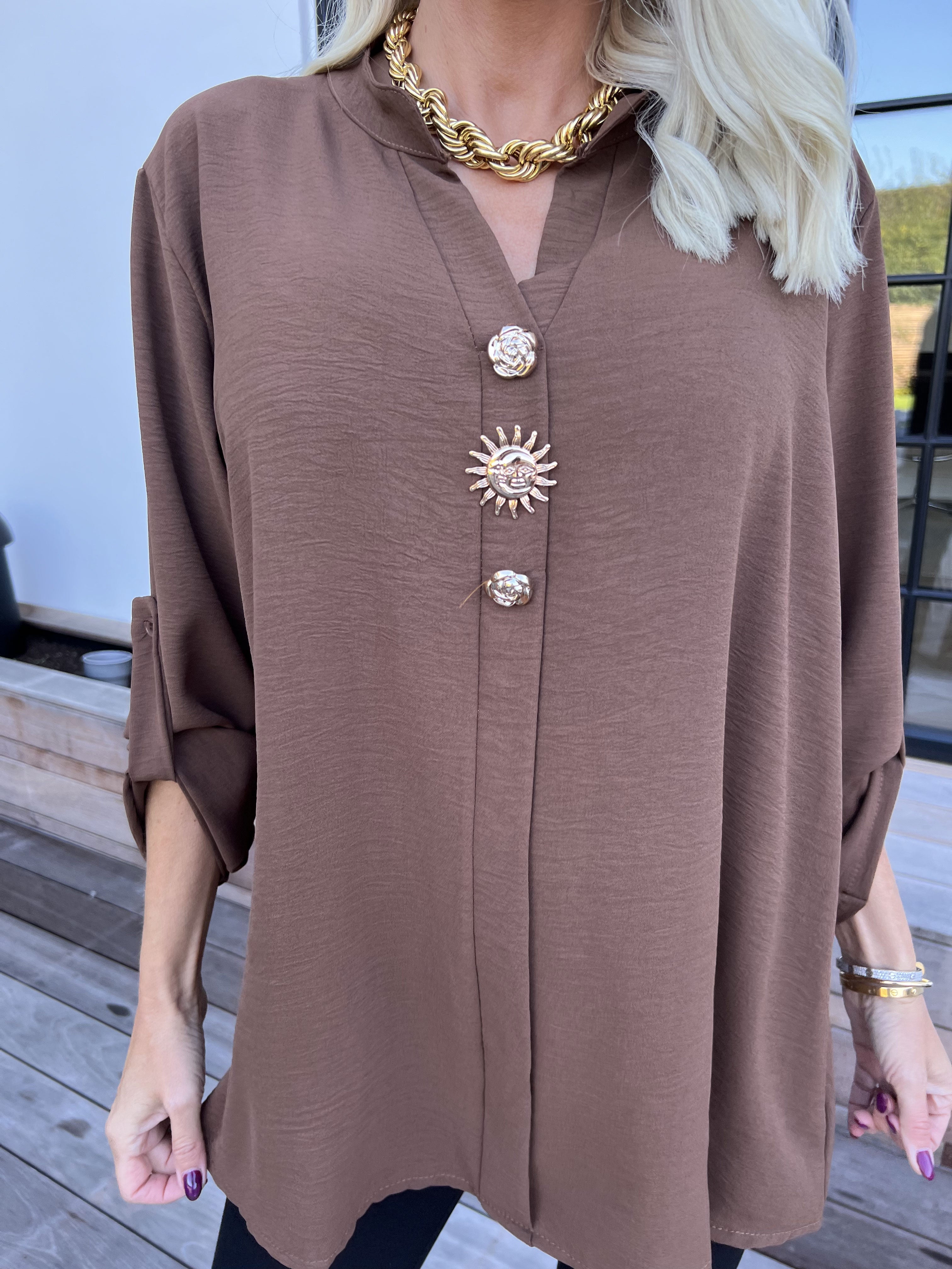 Bekka - Skjorta i viskos med guldfärgade knappar och brosch