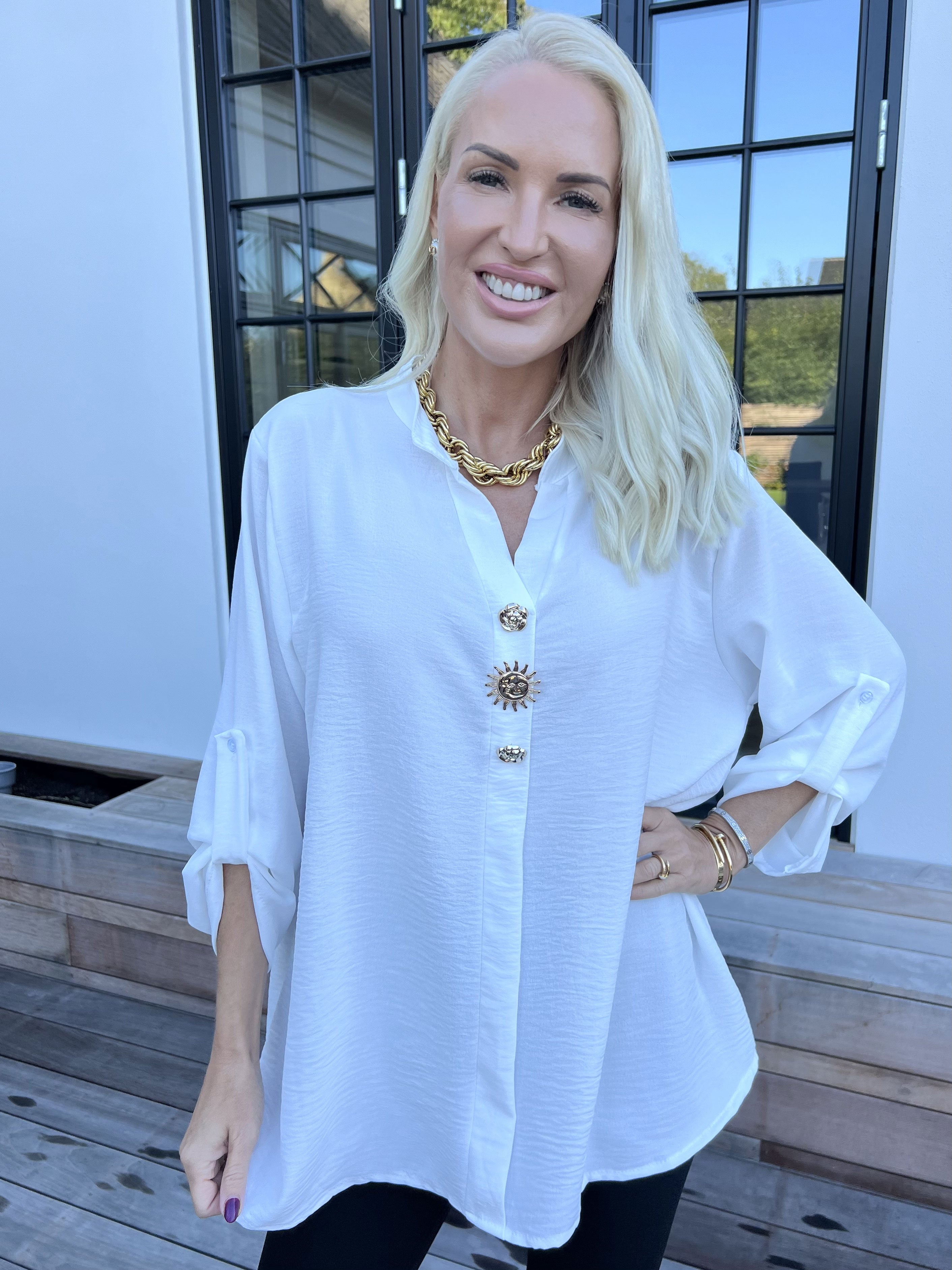 Bekka - Skjorta i viskos med guldfärgade knappar och brosch