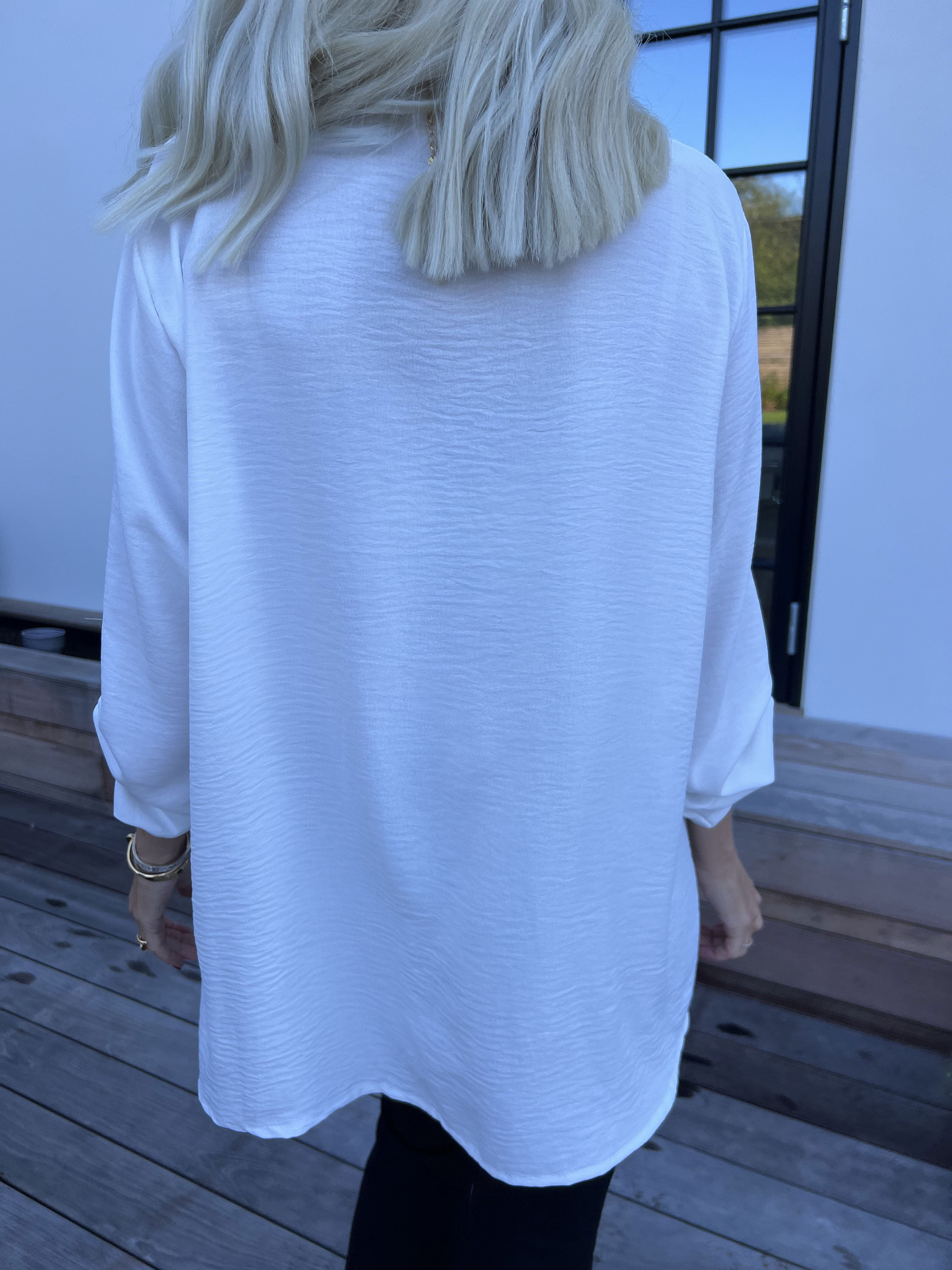 Bekka - Skjorta i viskos med guldfärgade knappar och brosch