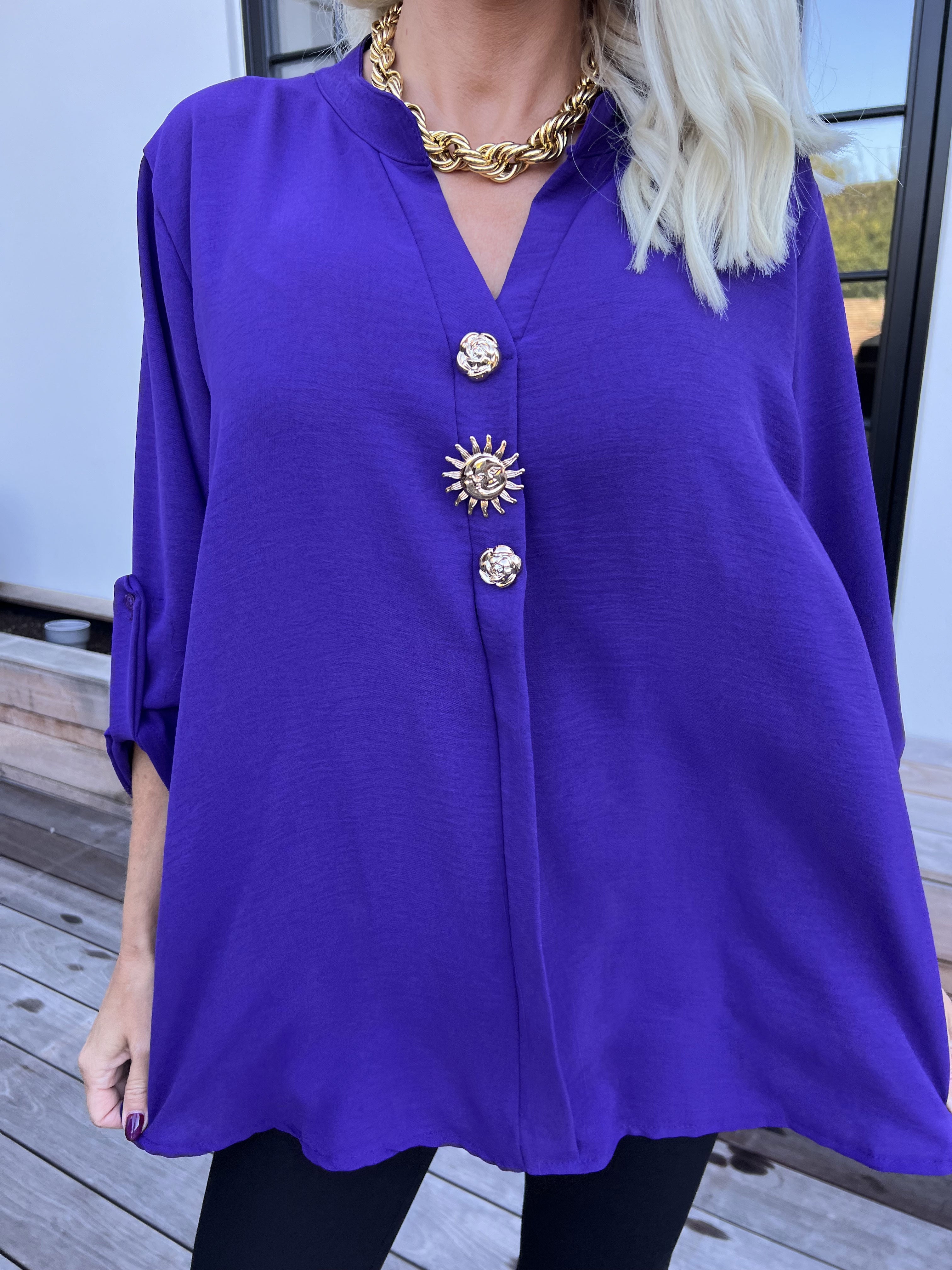 Bekka - Skjorta i viskos med guldfärgade knappar och brosch