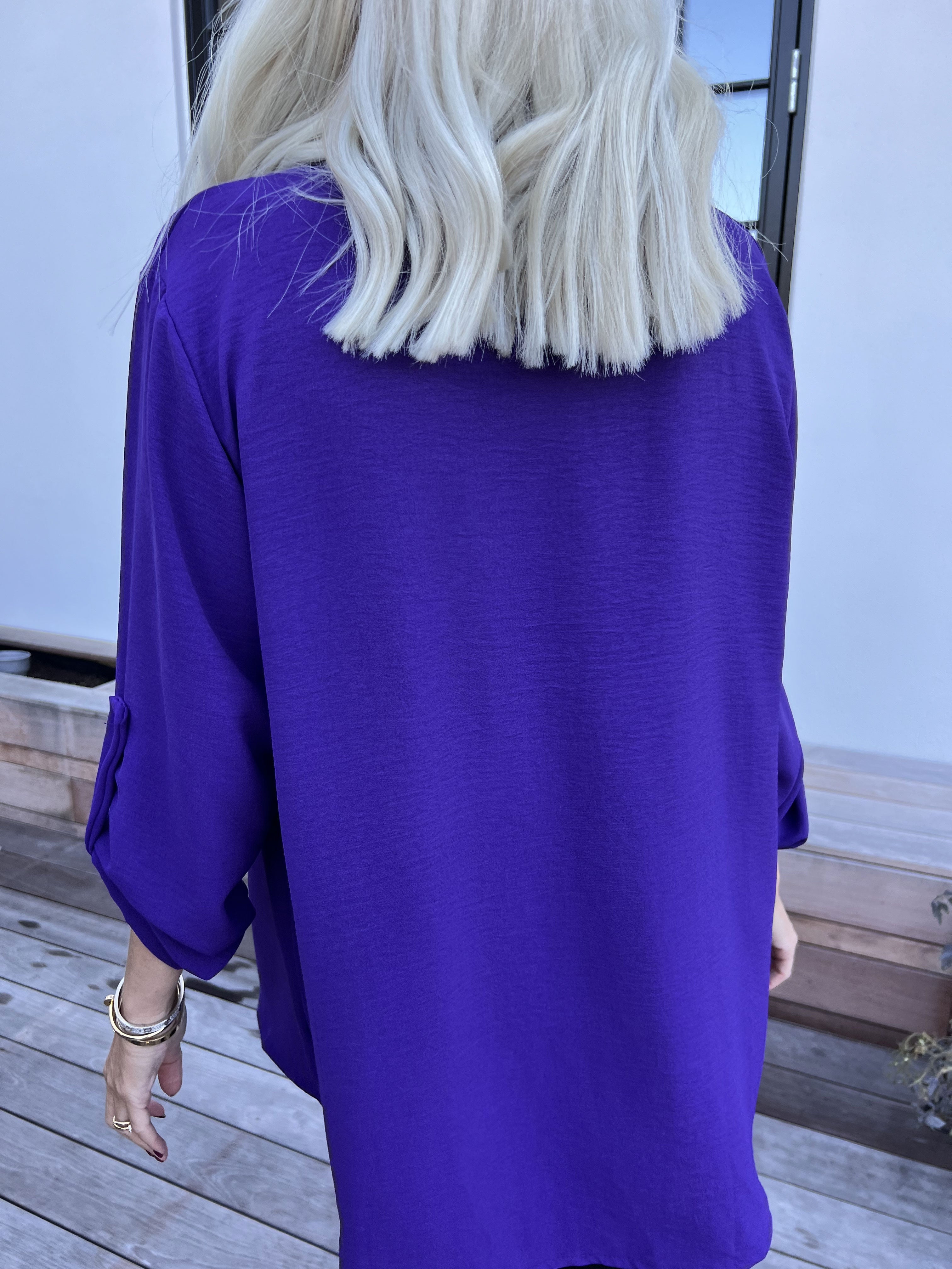 Bekka - Skjorta i viskos med guldfärgade knappar och brosch