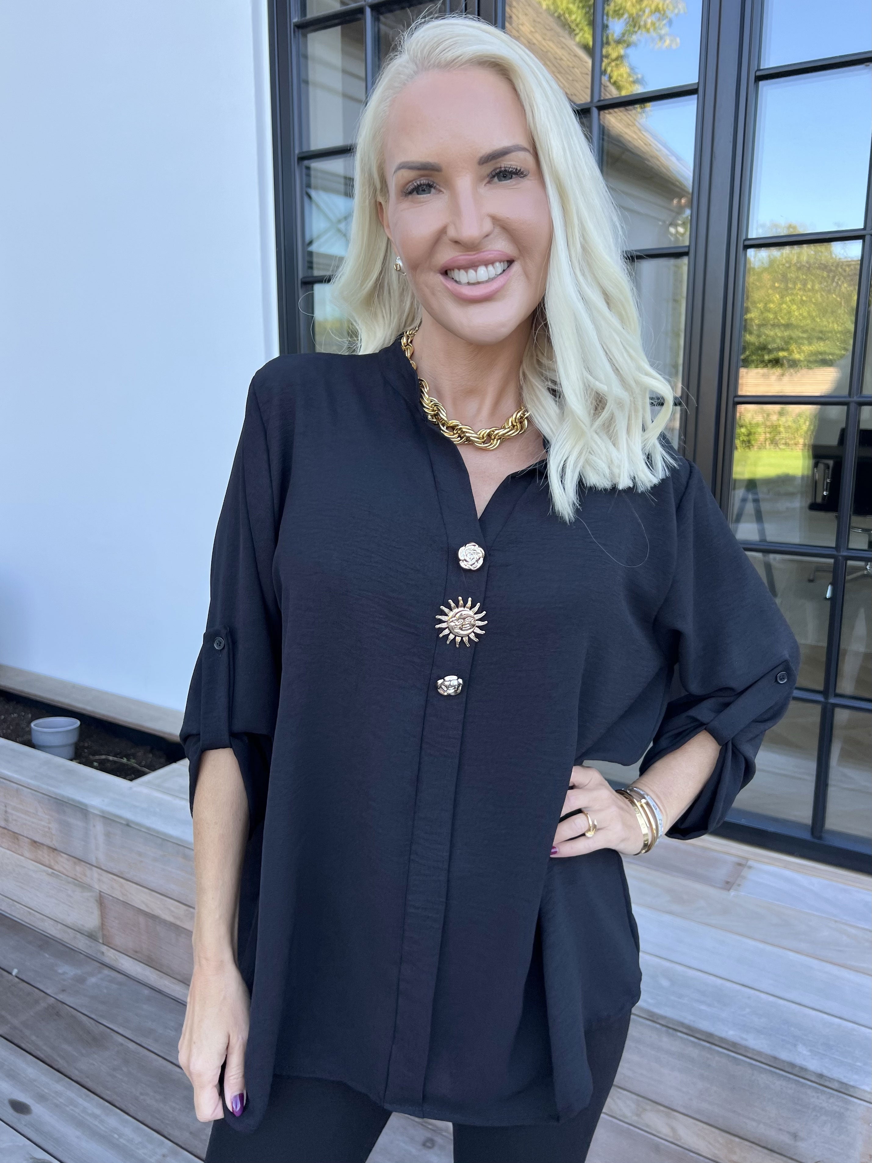 Bekka - Skjorta i viskos med guldfärgade knappar och brosch