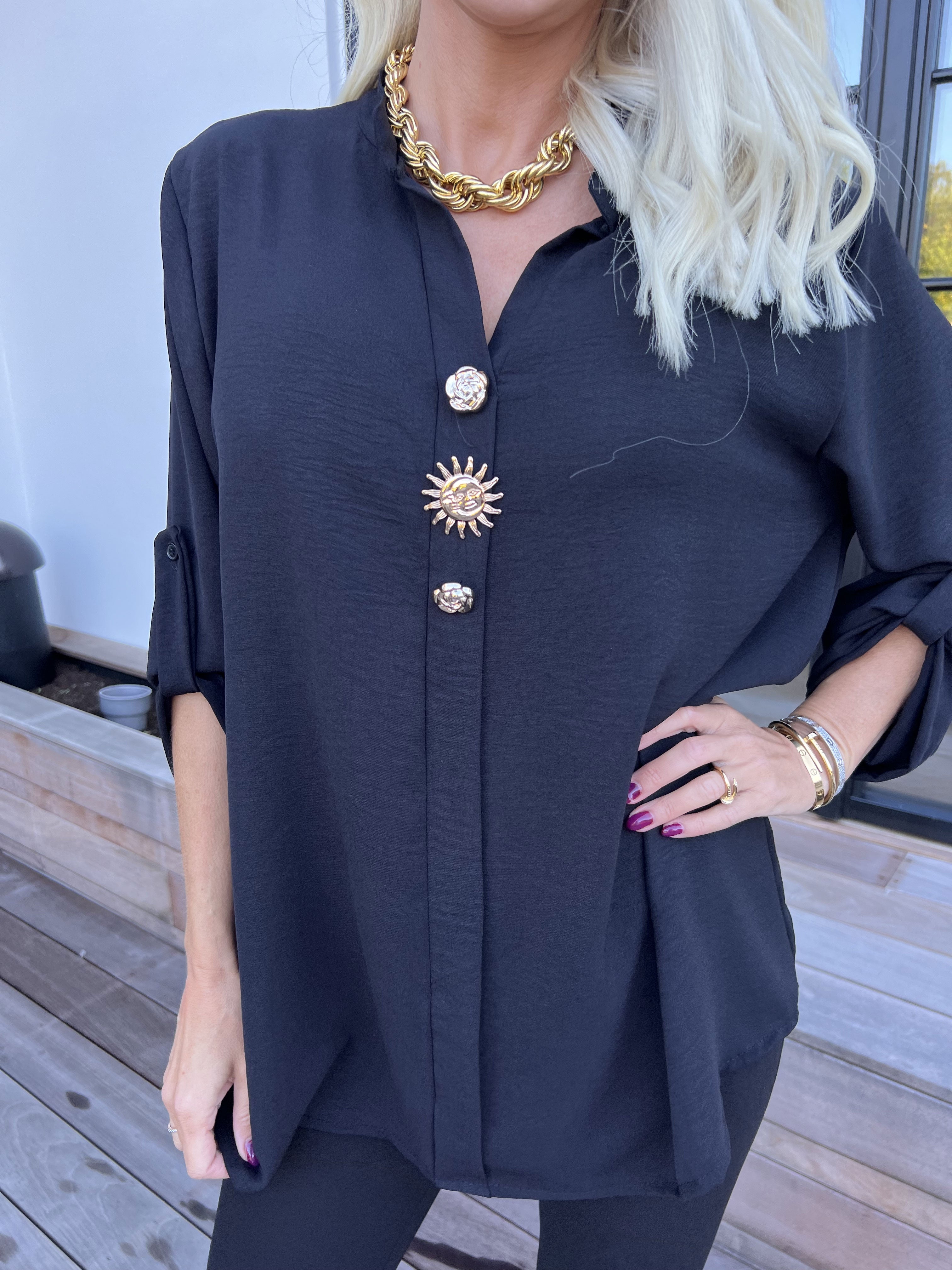 Bekka - Skjorta i viskos med guldfärgade knappar och brosch