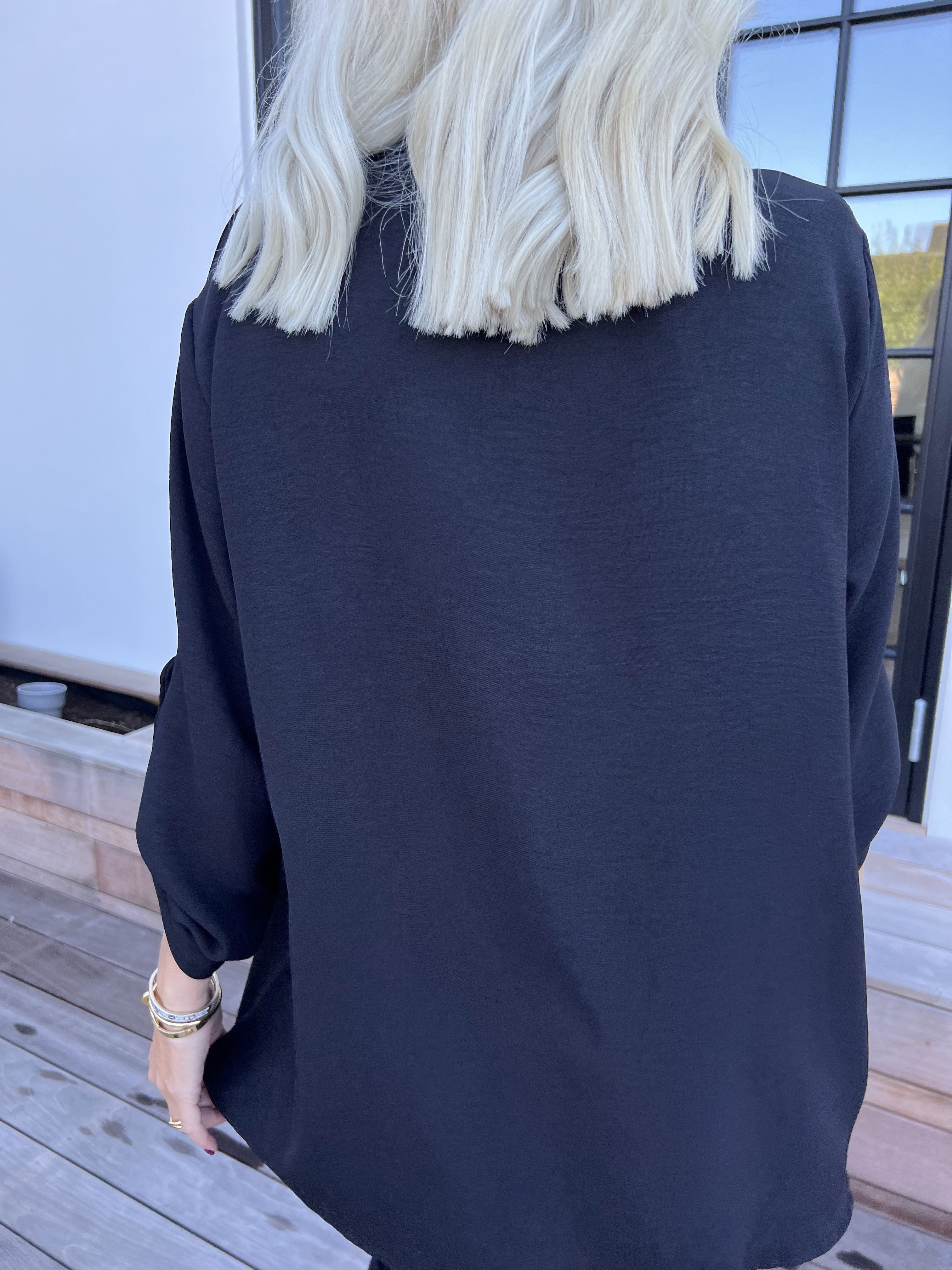 Bekka - Skjorta i viskos med guldfärgade knappar och brosch