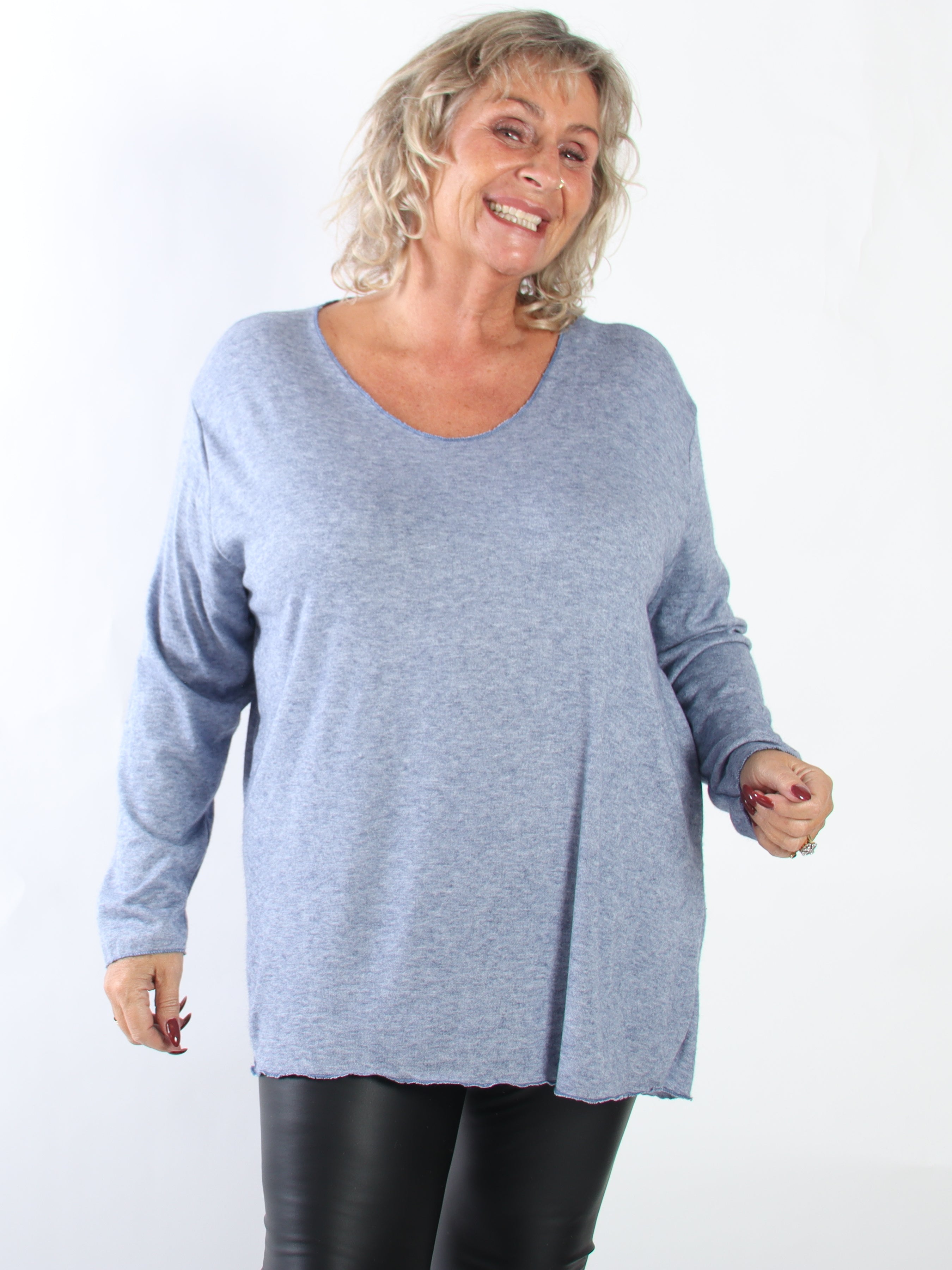 Belis - Mjuk och lätt stickad tröja i plus size i viskos med en vacker V-ringning och behaglig passform